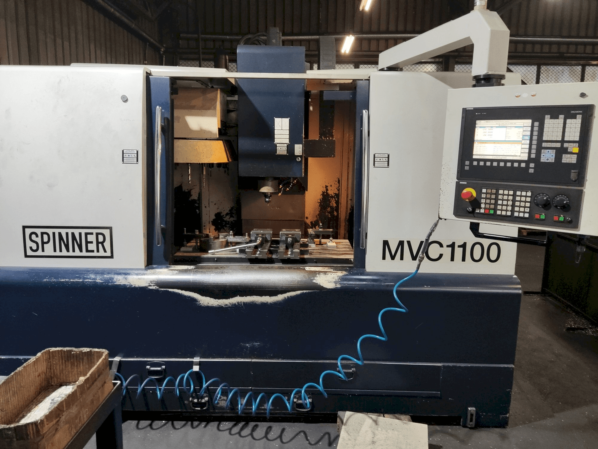 Mašīnas SPINNER MVC-1100 pretskats