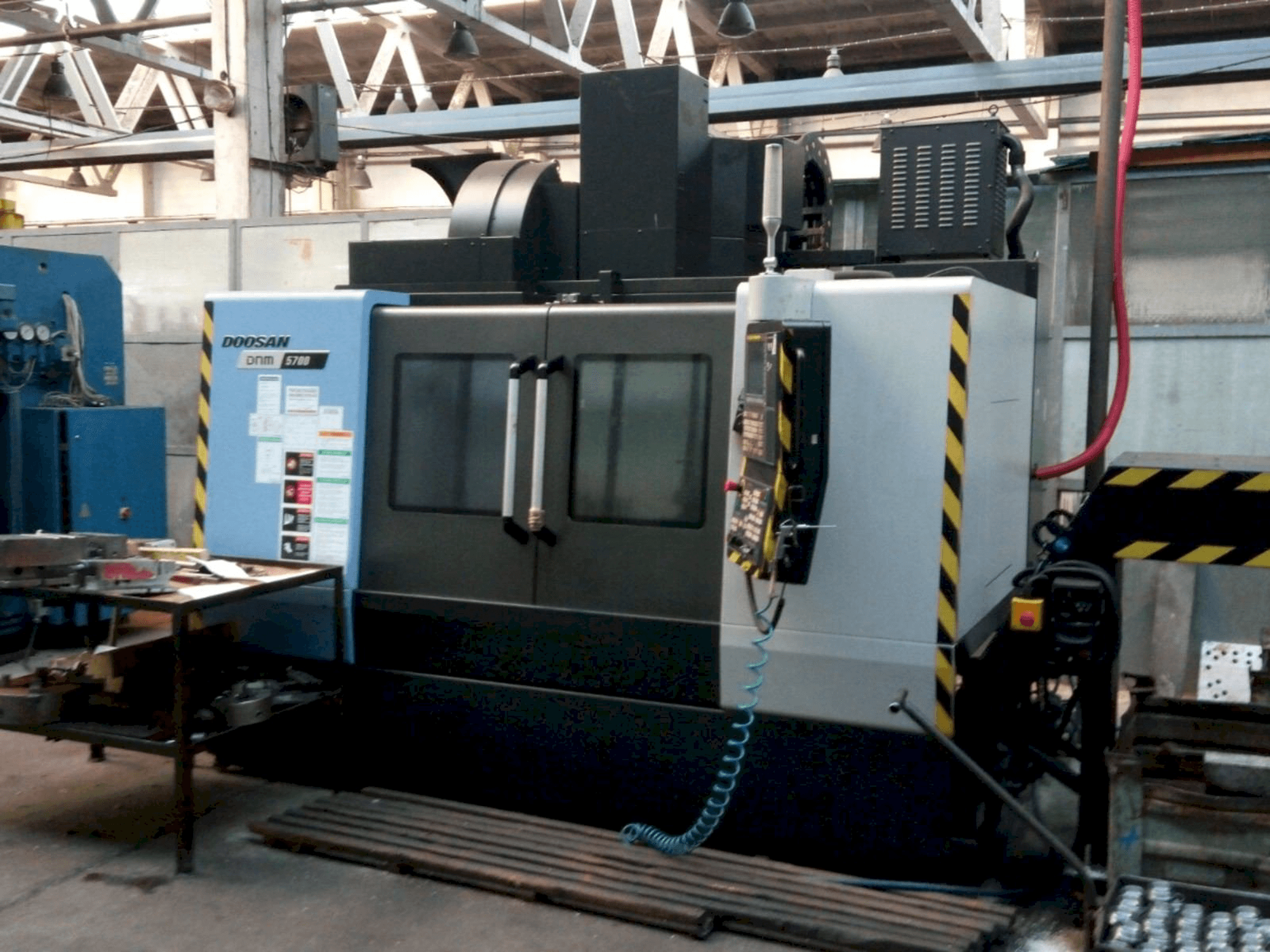 Mašīnas Doosan DNM 5700 pretskats
