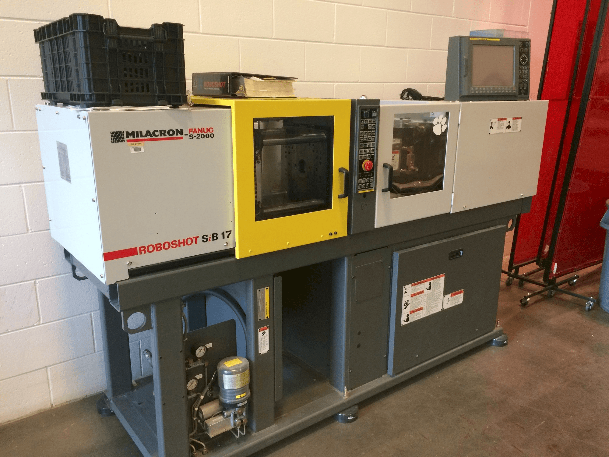 Mašīnas Milacron Roboshot S-2000i15A pretskats