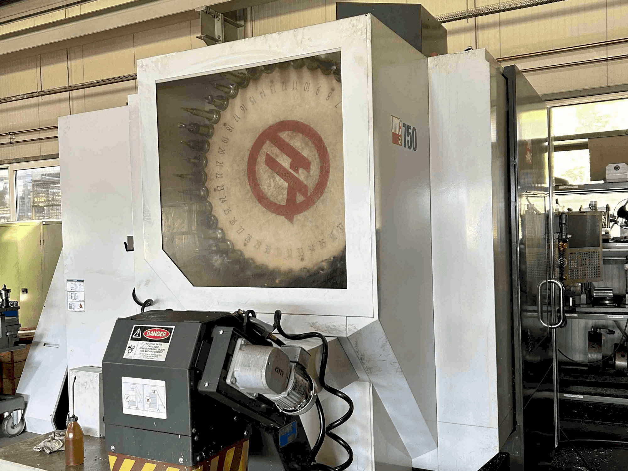 Mašīnas HAAS UMC-750 pretskats