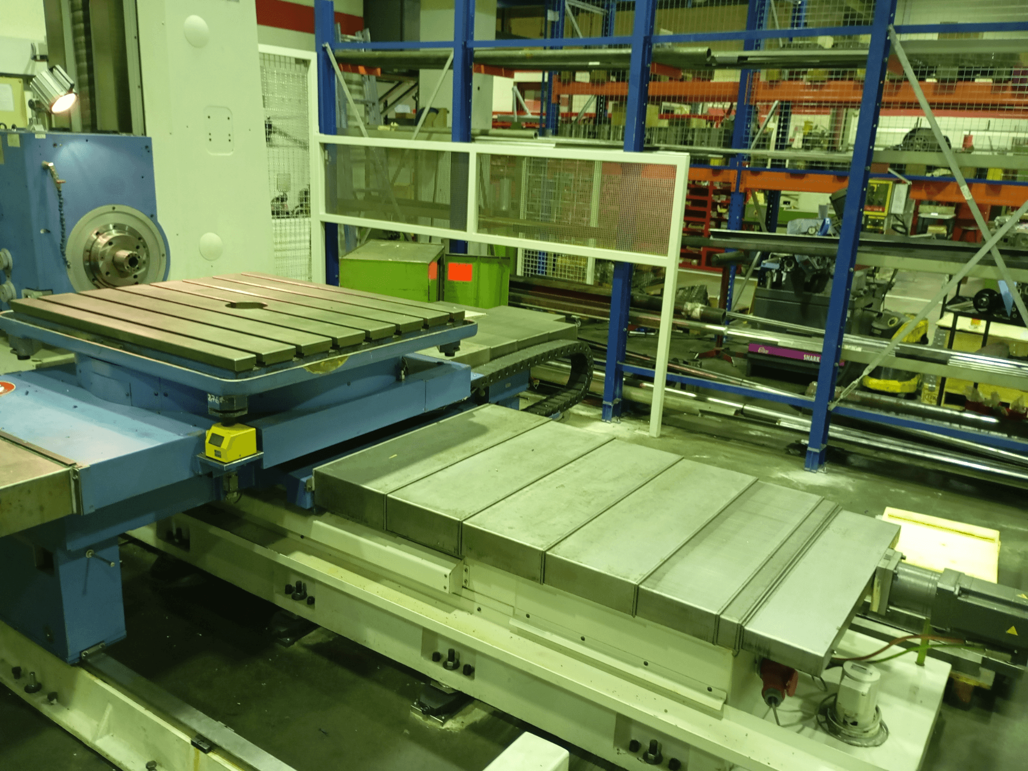 Union Karl Marx Stadt BFT90/5 MSC urbjmašīna, skats no priekšpuses; ar lielu plakanu galdu, motorizētu pamatni un metāla konstrukciju.