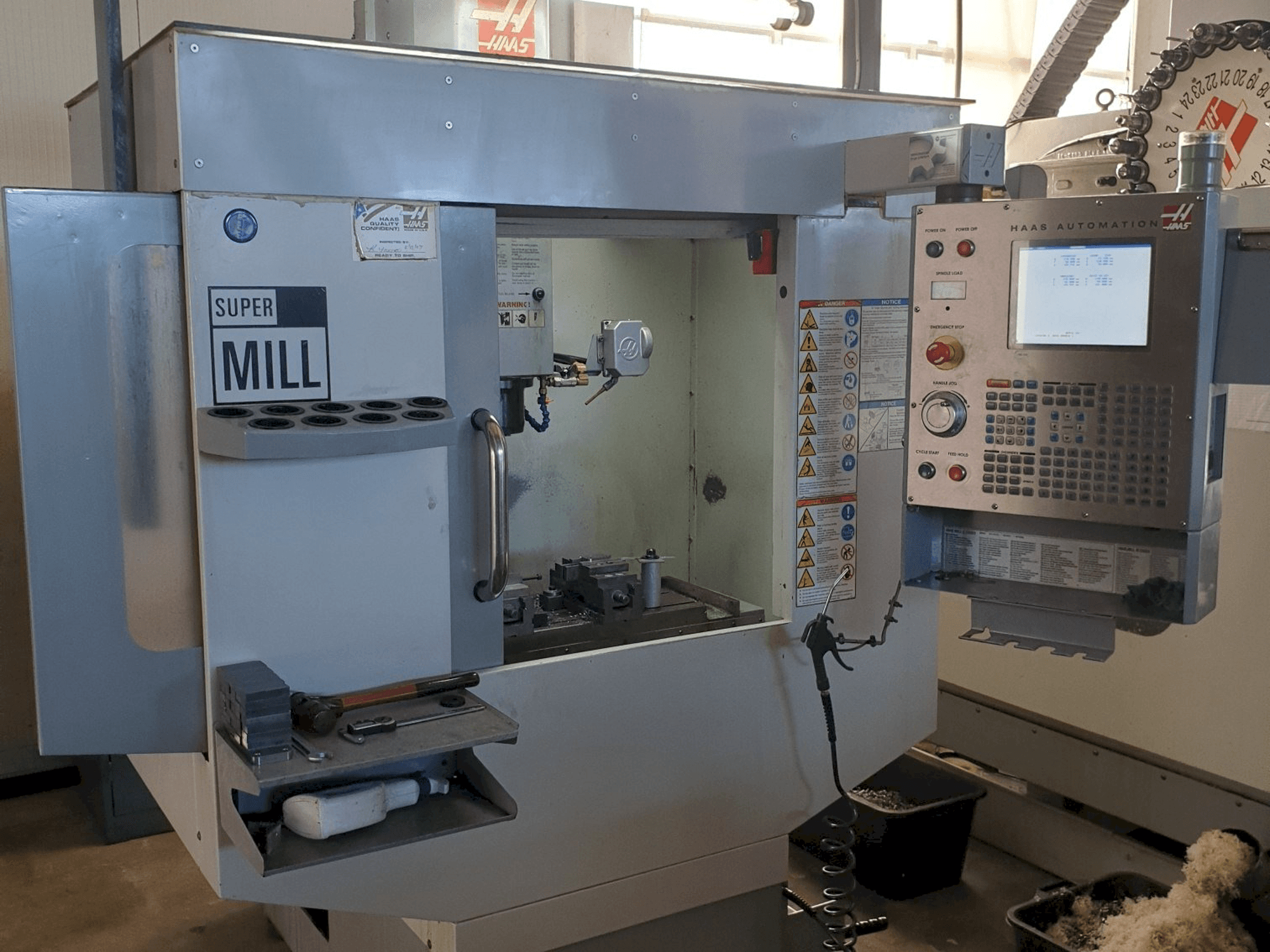 Mašīnas HAAS SUPER MINI MILL pretskats