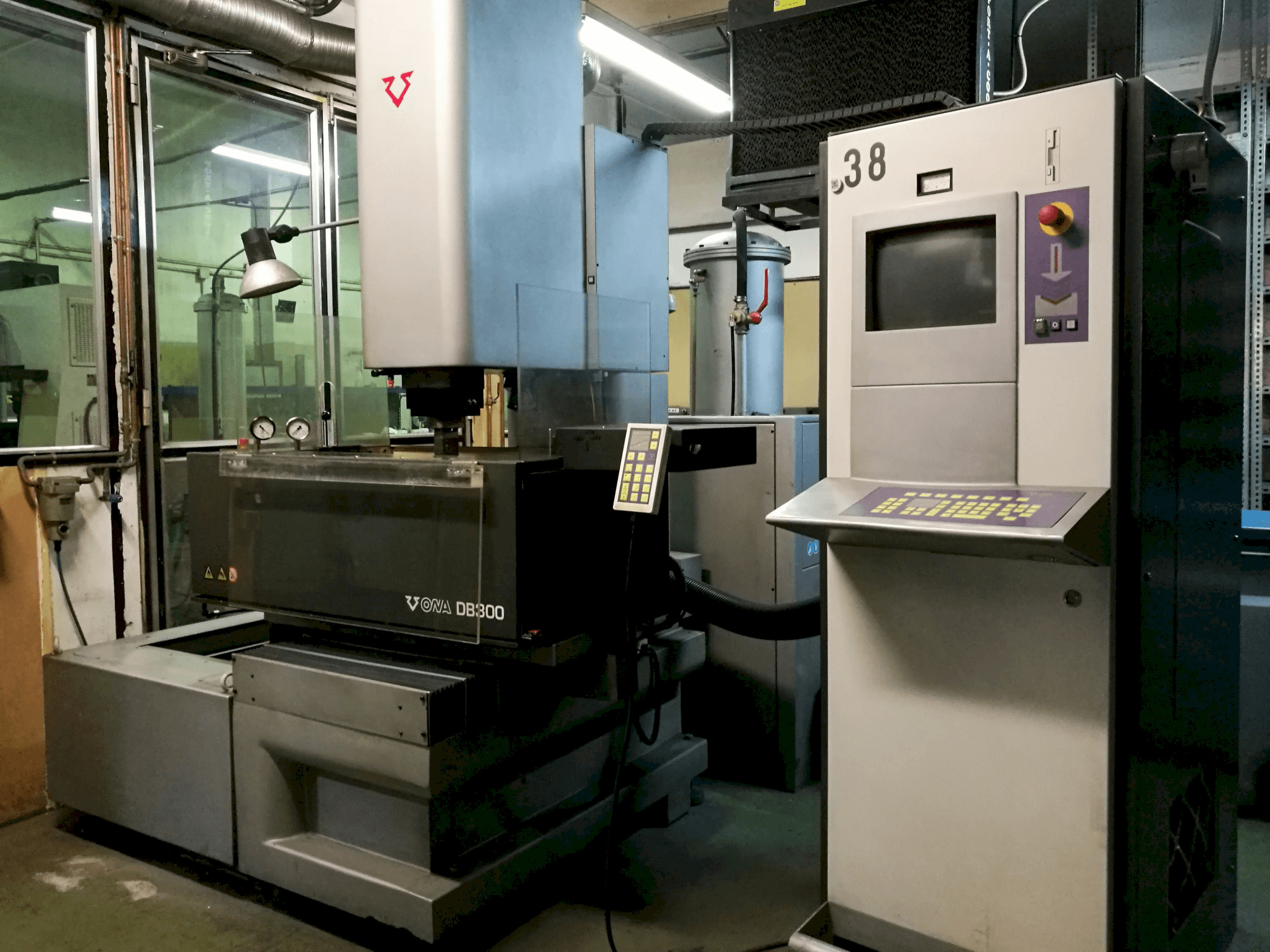 Mašīnas ONA DB300 skats no labās puses