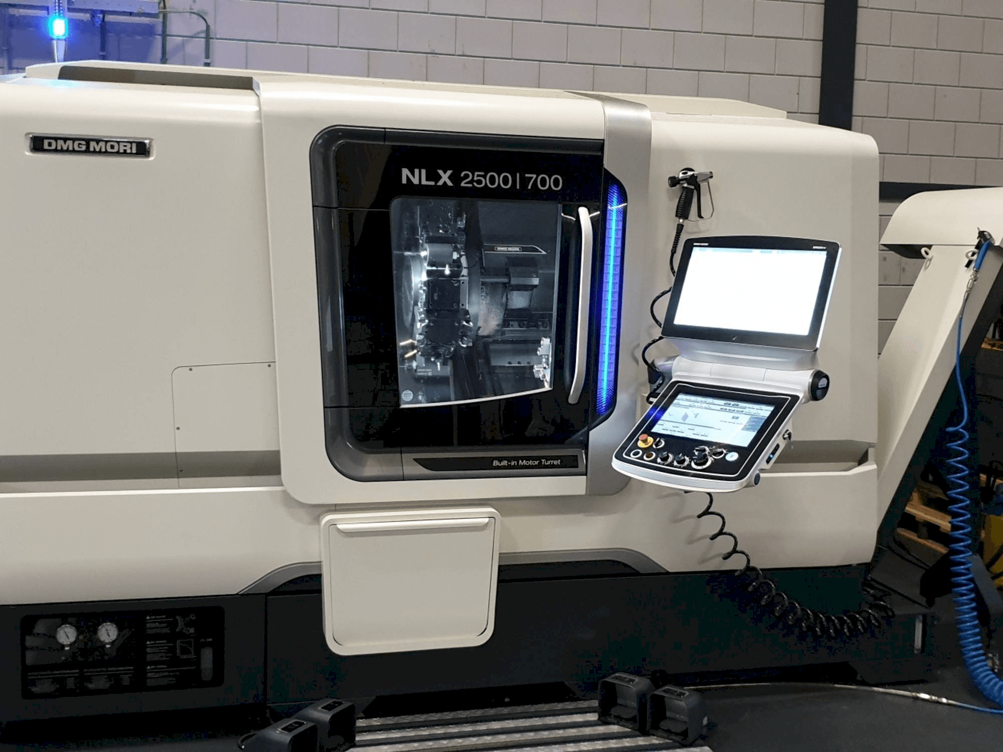 Mašīnas DMG MORI NLX2500 / 700 SY pretskats