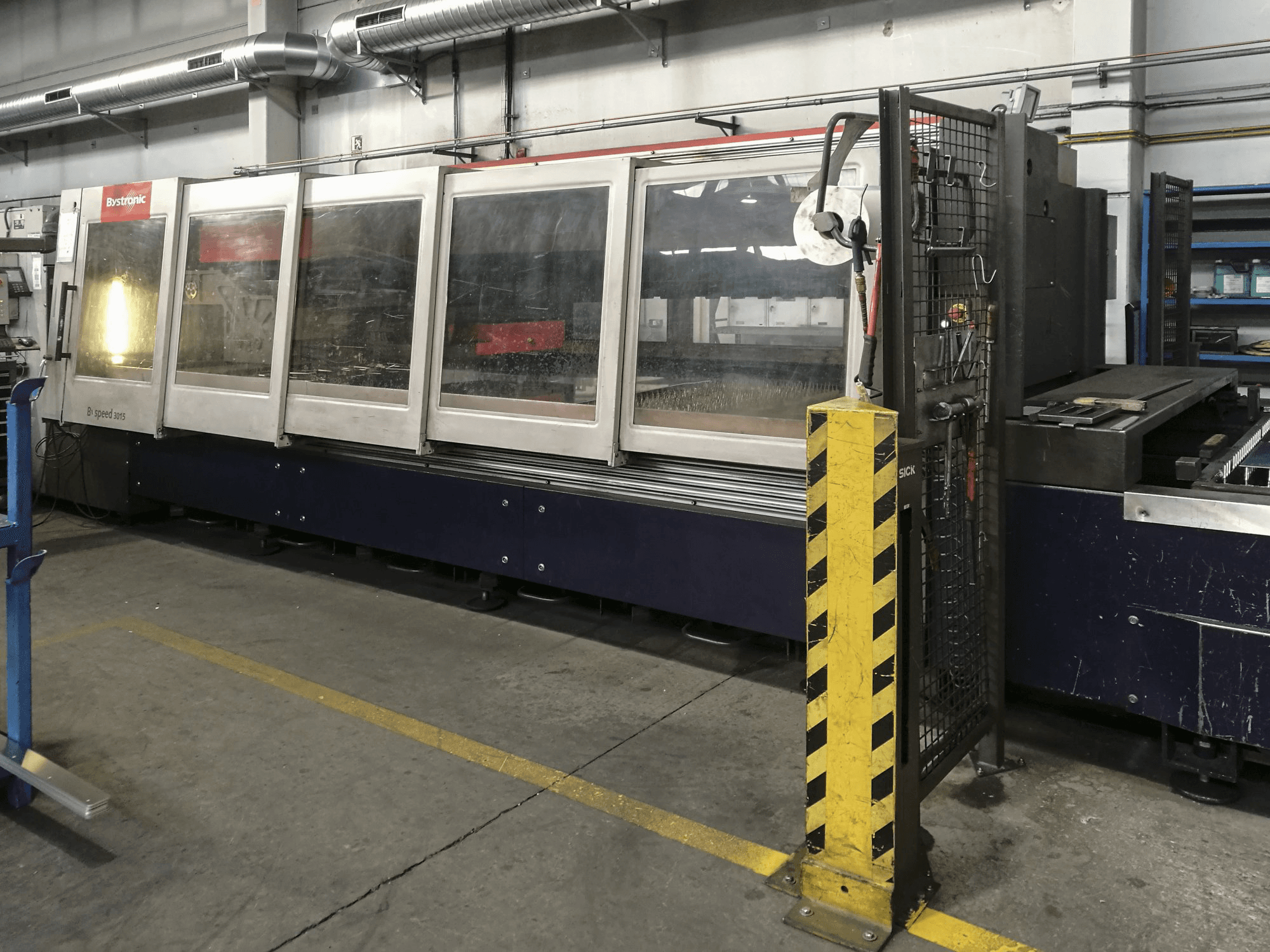 Mašīnas Bystronic Byspeed 3015 skats no labās puses