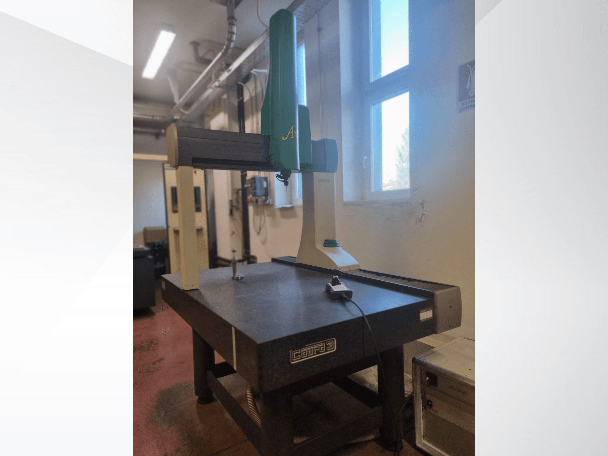 GOM Atos 3D skeneris no priekšpuses uz granīta mērījumu galda, ar redzamu kabeli un vadības ierīci.