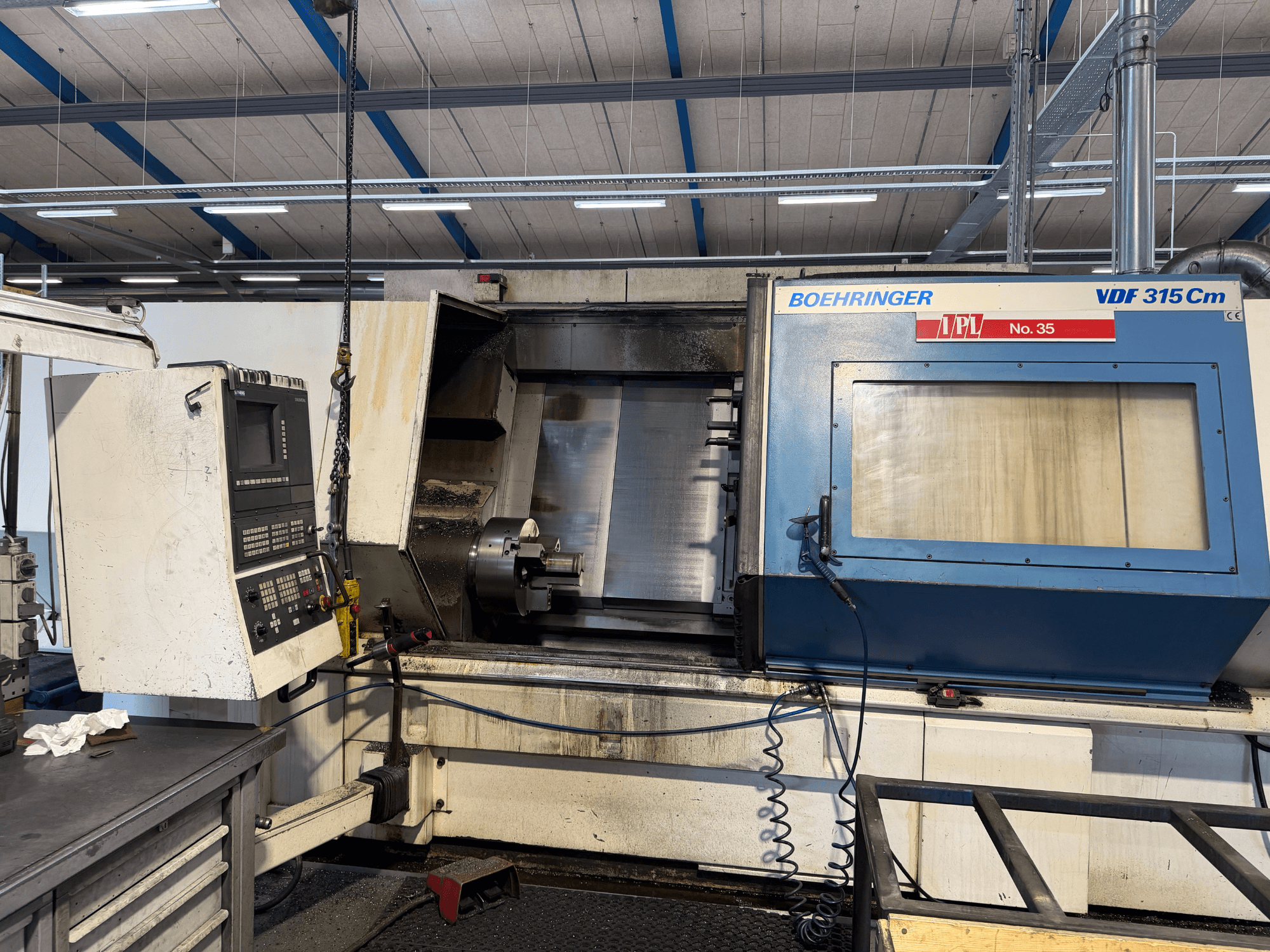 BOEHRINGER VDF 315 CM horizontālās virpošanas mašīnas priekšējais skats ar vadības paneli un atvērtu apstrādes zonu.