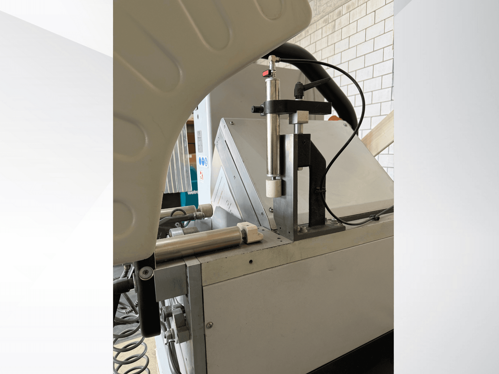 Precīzijas dozēšanas iekārtas tuvplāns ar vertikālu šļirci, redzamu zīmola logotipu un vadības paneli priekšpusē.