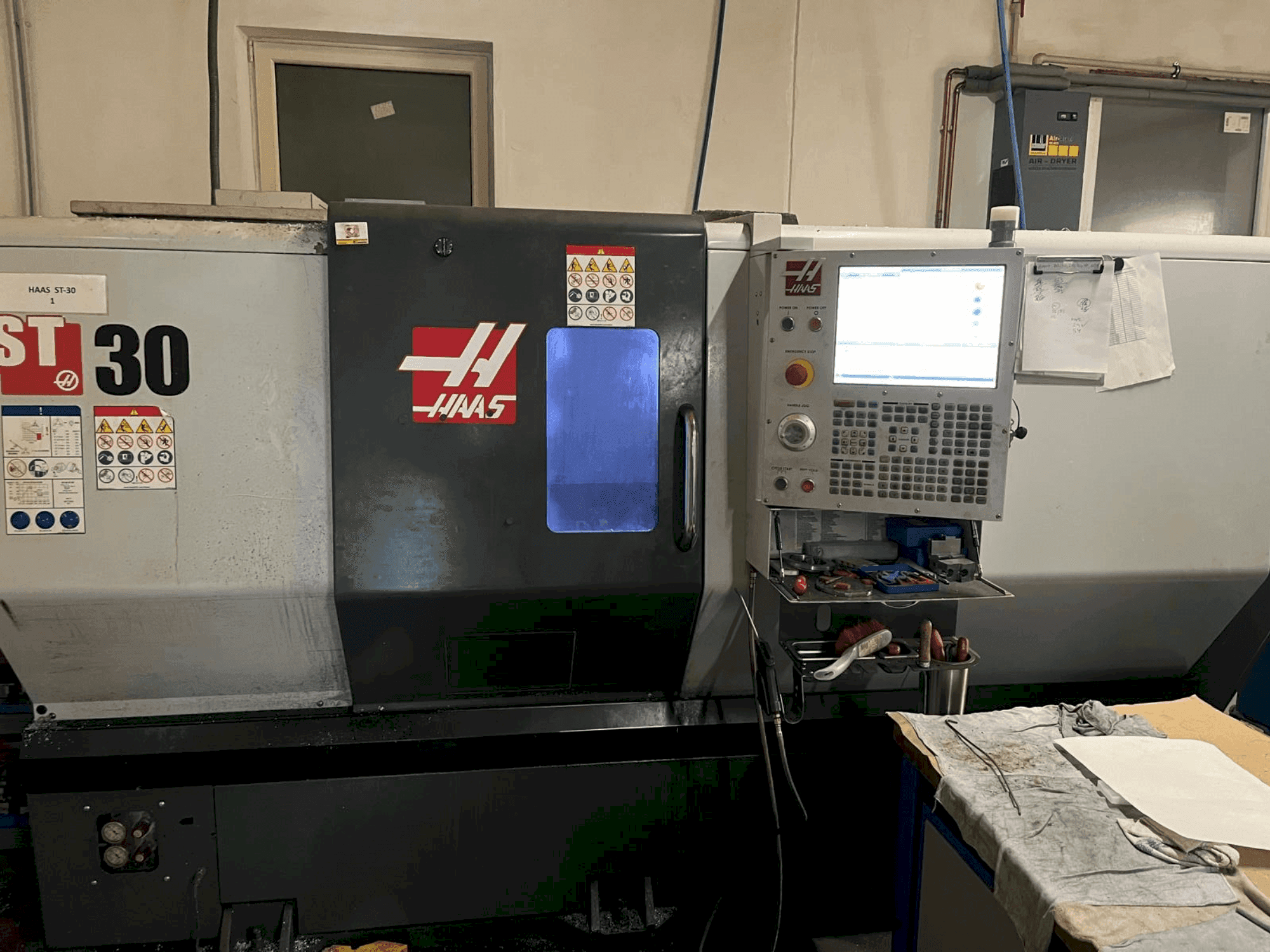 Mašīnas HAAS ST-30 pretskats