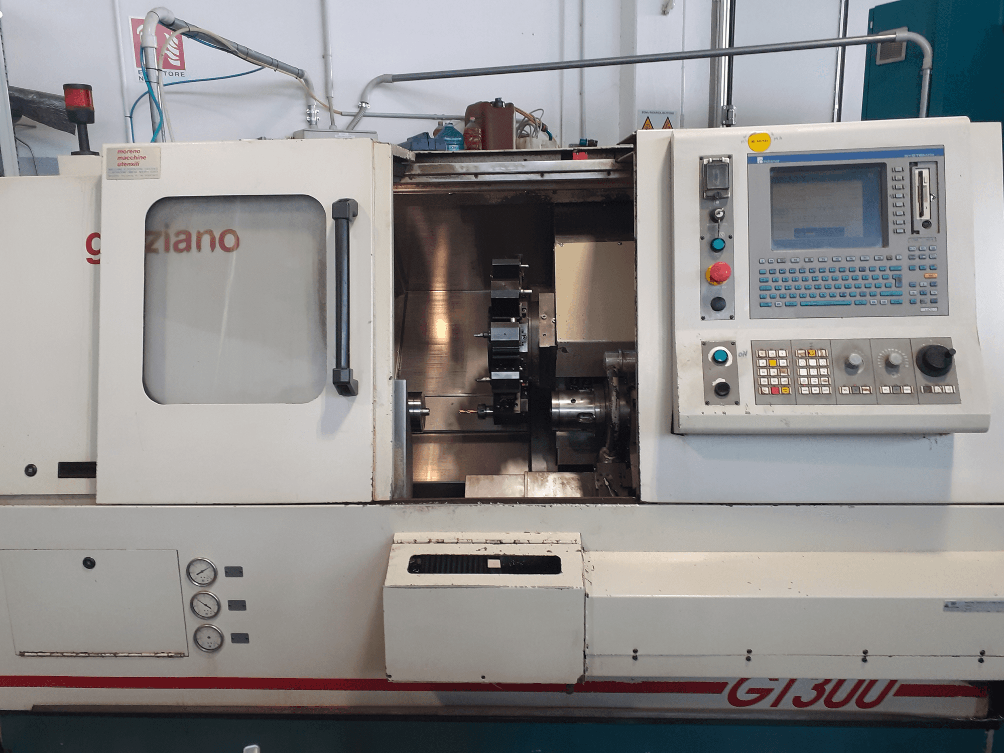 Graziano GT 300 horizontālā virpošanas mašīna, skats no priekšpuses ar vadības paneli un redzamu apstrādes telpu.