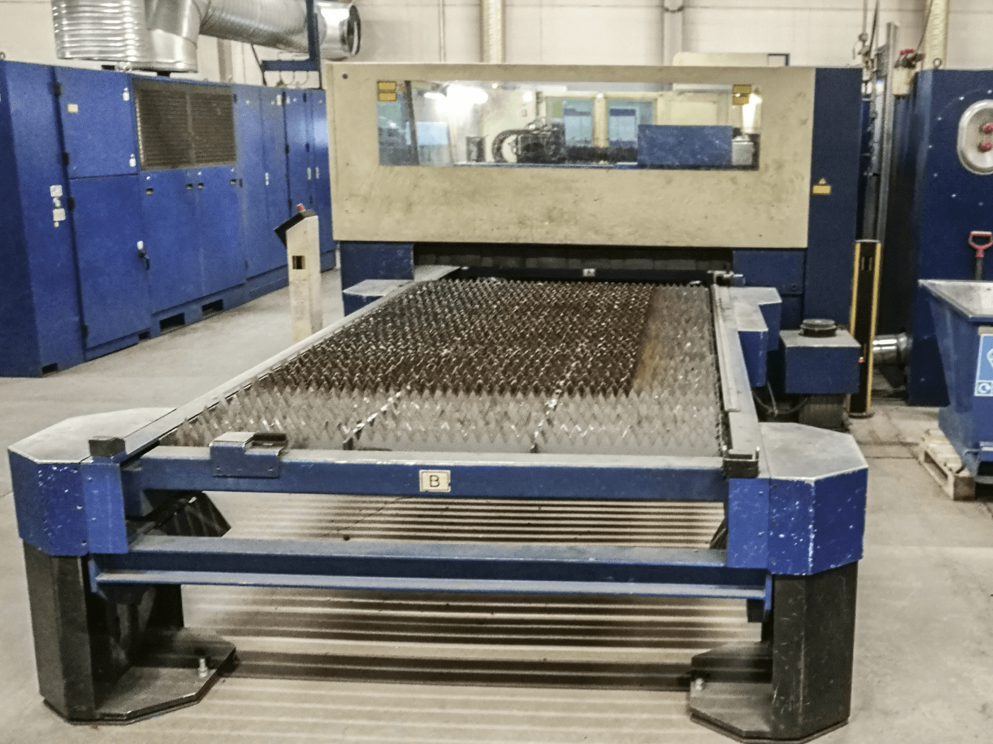 Mašīnas Trumpf Trumatic L3050 skats no labās puses