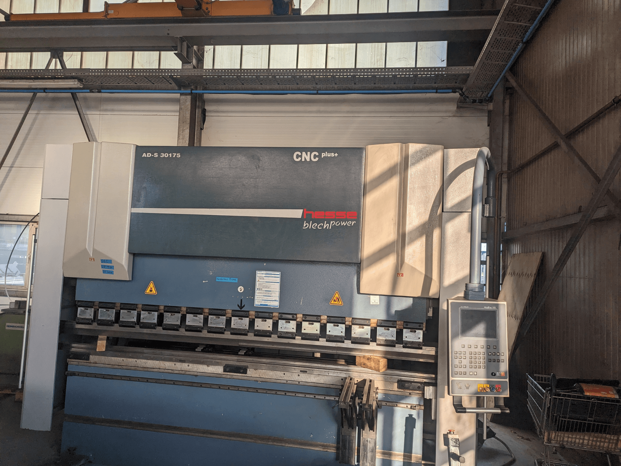 Hesse AD-S 30175 CNC liekšanas darbgalds, skats no priekšpuses, ar vadības paneli un instrumentiem, uzstādīts darbnīcas vidē.