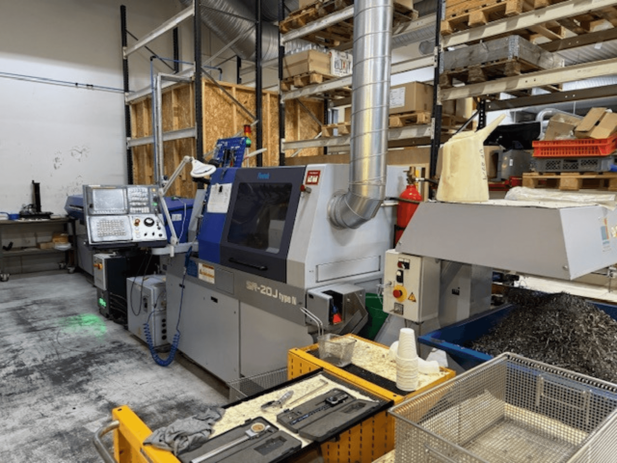 Faroh SPR-20J N tipa apstrādes centra priekšējais skats ar vadības paneli, metāla skaidām un drošības aprīkojumu darbnīcā.