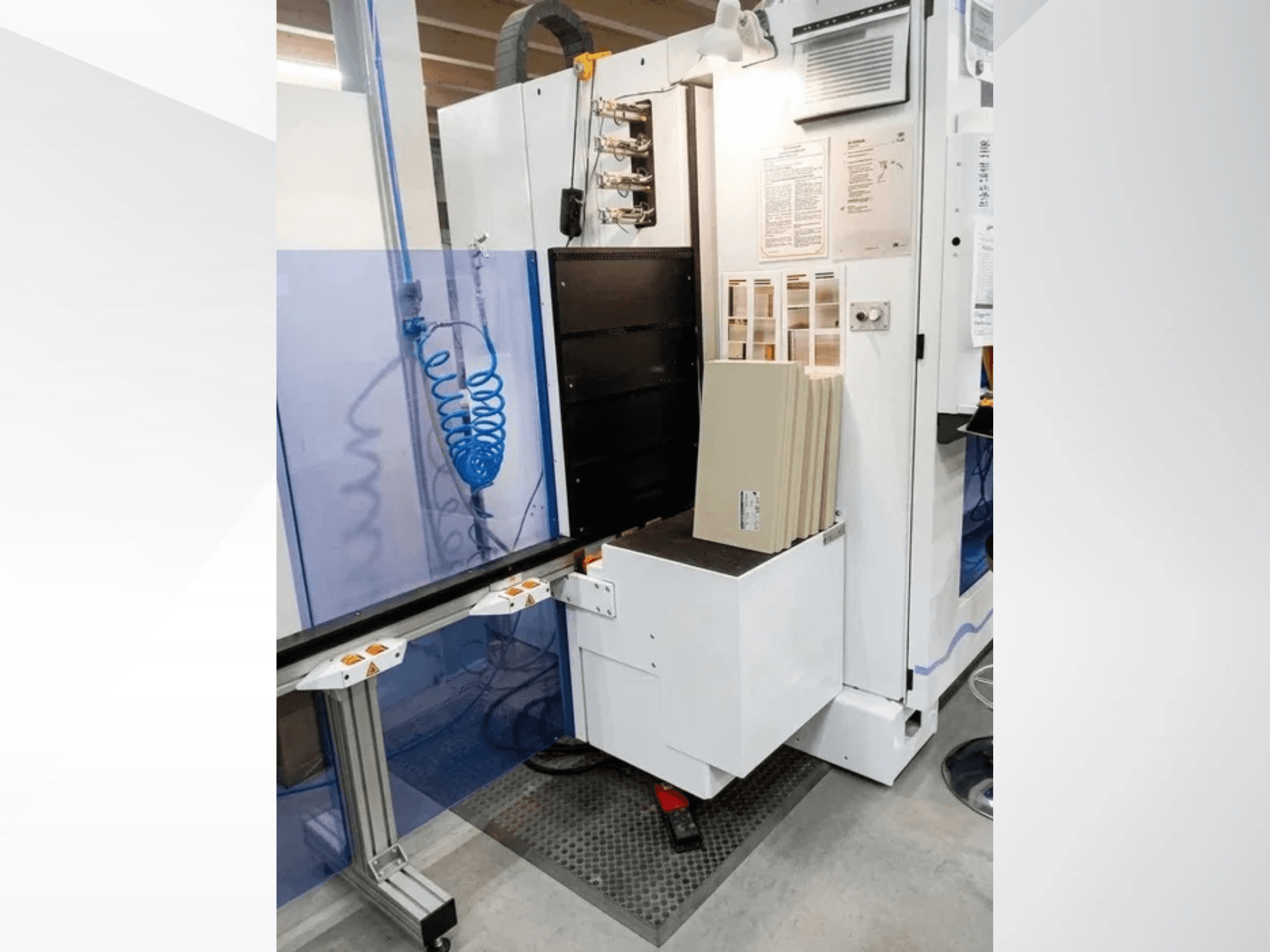 HOMAG OPTIMAT BHX 200 CNC apstrādes centrs, skats no priekšpuses, kurā redzams vadības panelis un materiāla iekraušanas zona.
