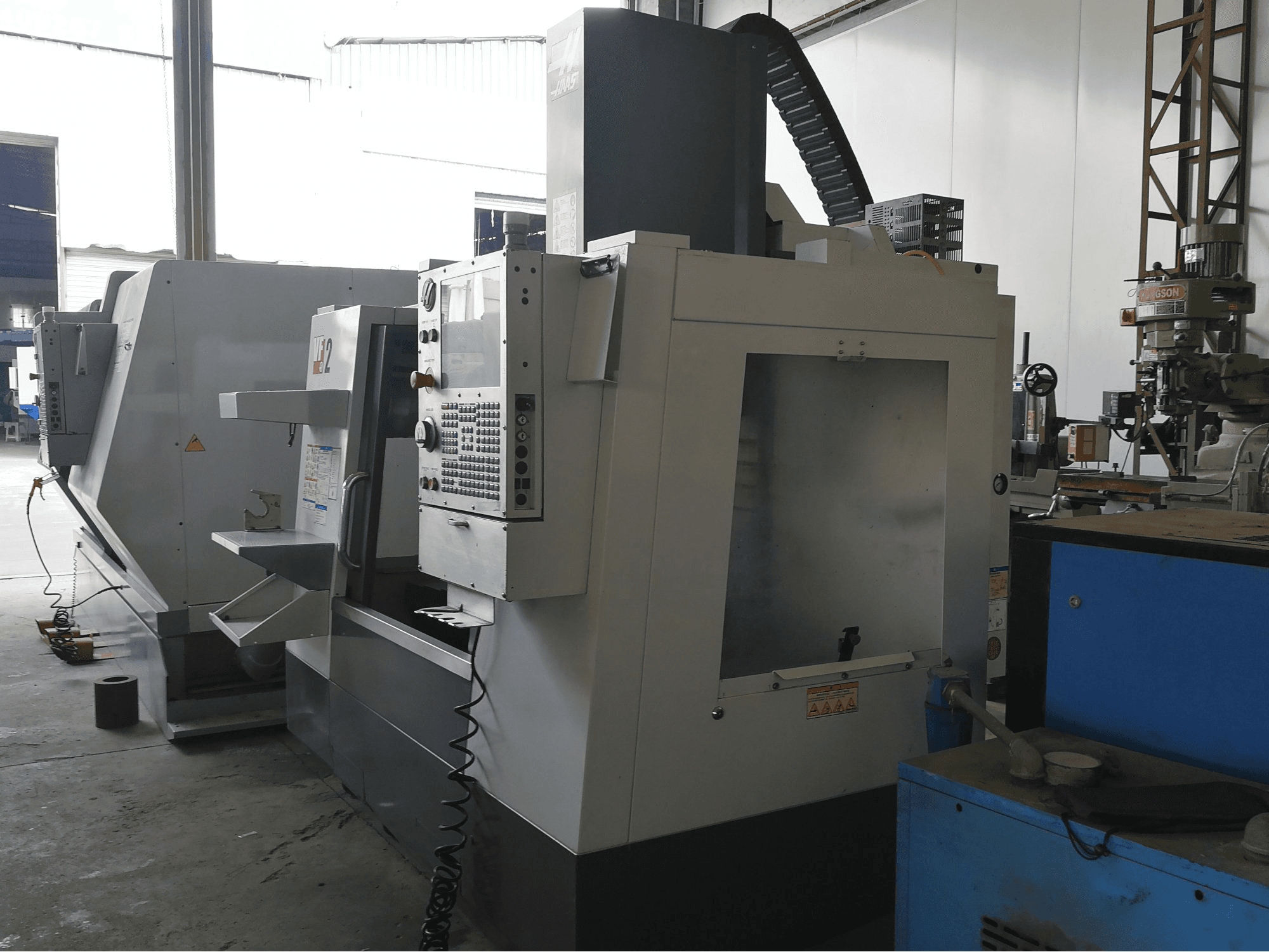 Mašīnas HAAS VF-2 skats no labās puses
