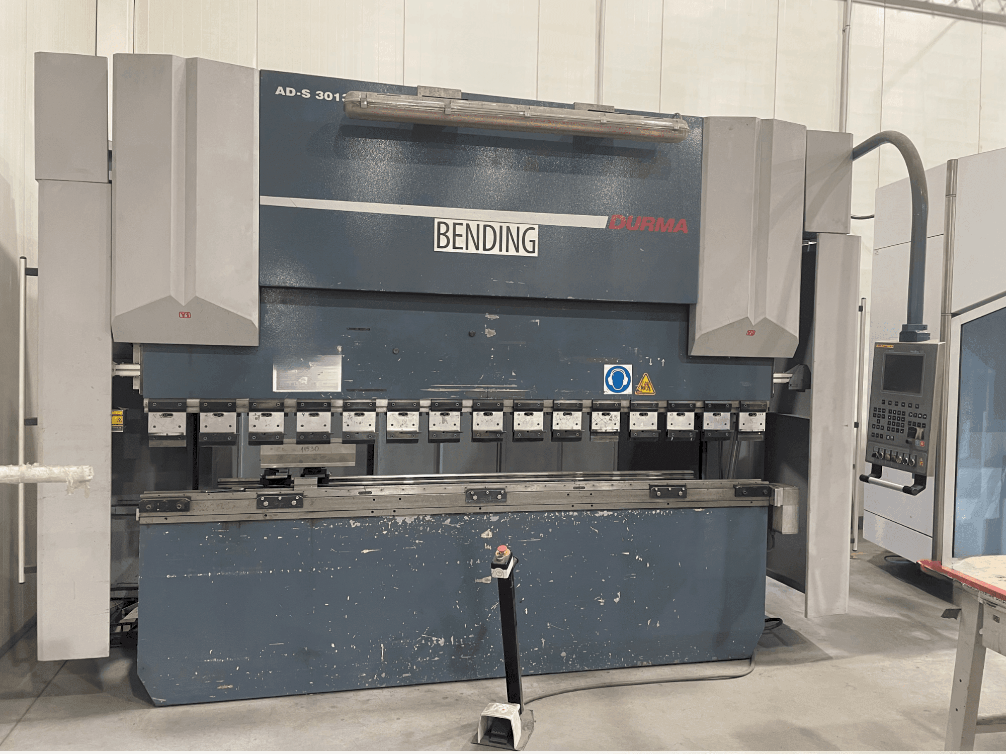 Mašīnas Durma AD-S 30135 pretskats