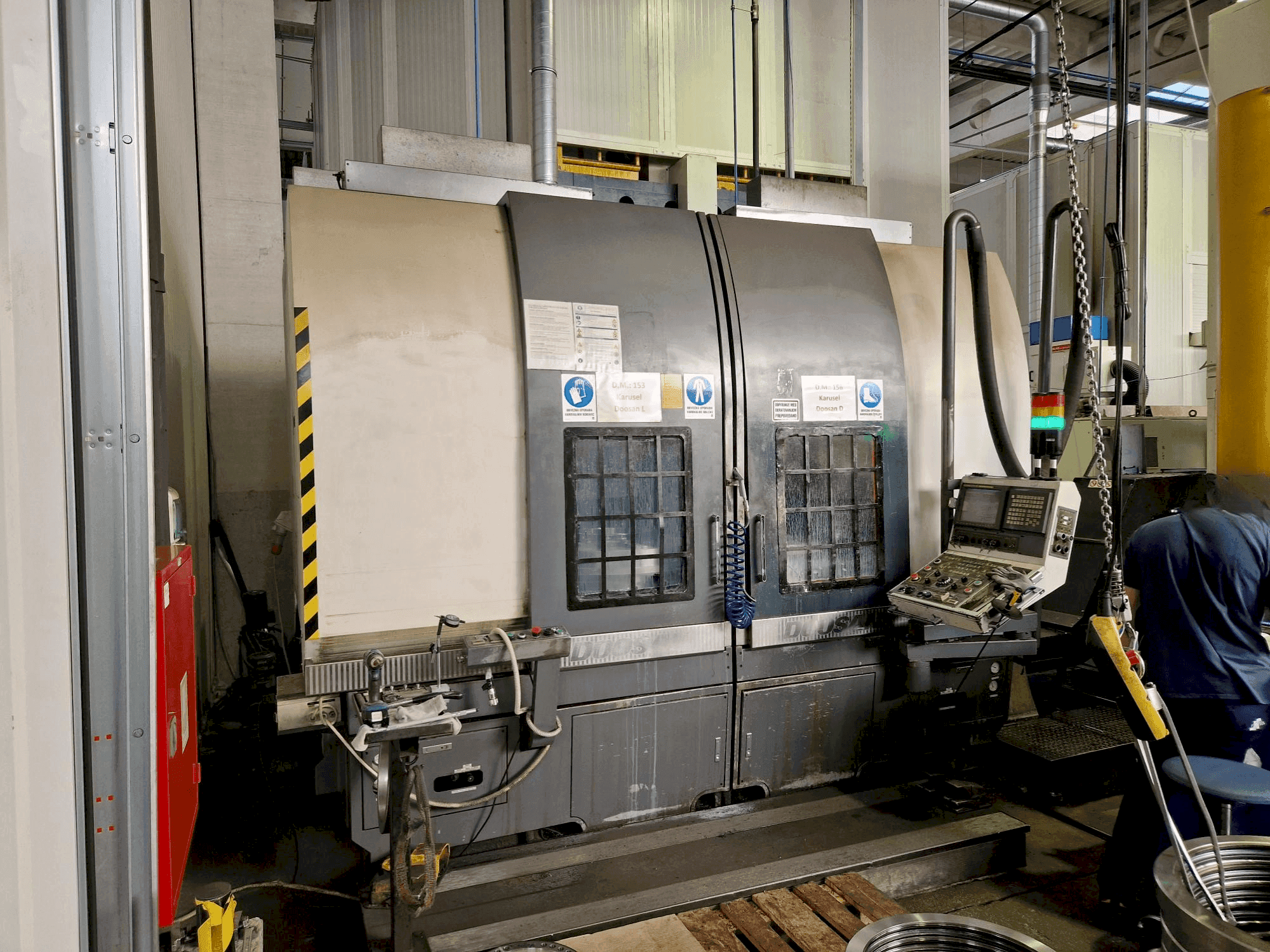 Mašīnas DOOSAN V740T pretskats
