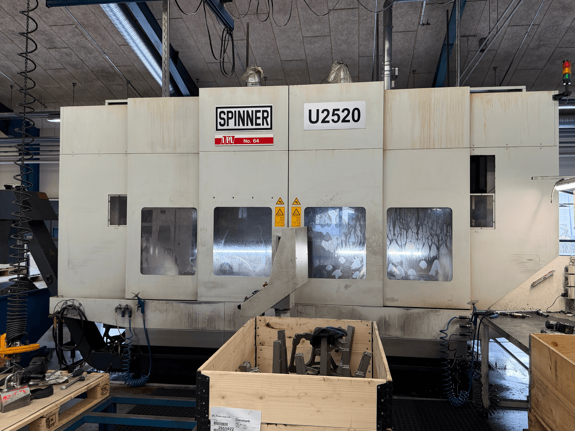 Vertikālais apstrādes centrs SPINNER U5-2520 darbnīcā, priekšējais skats, redzams vadības panelis un darba zona ar instrumentiem.