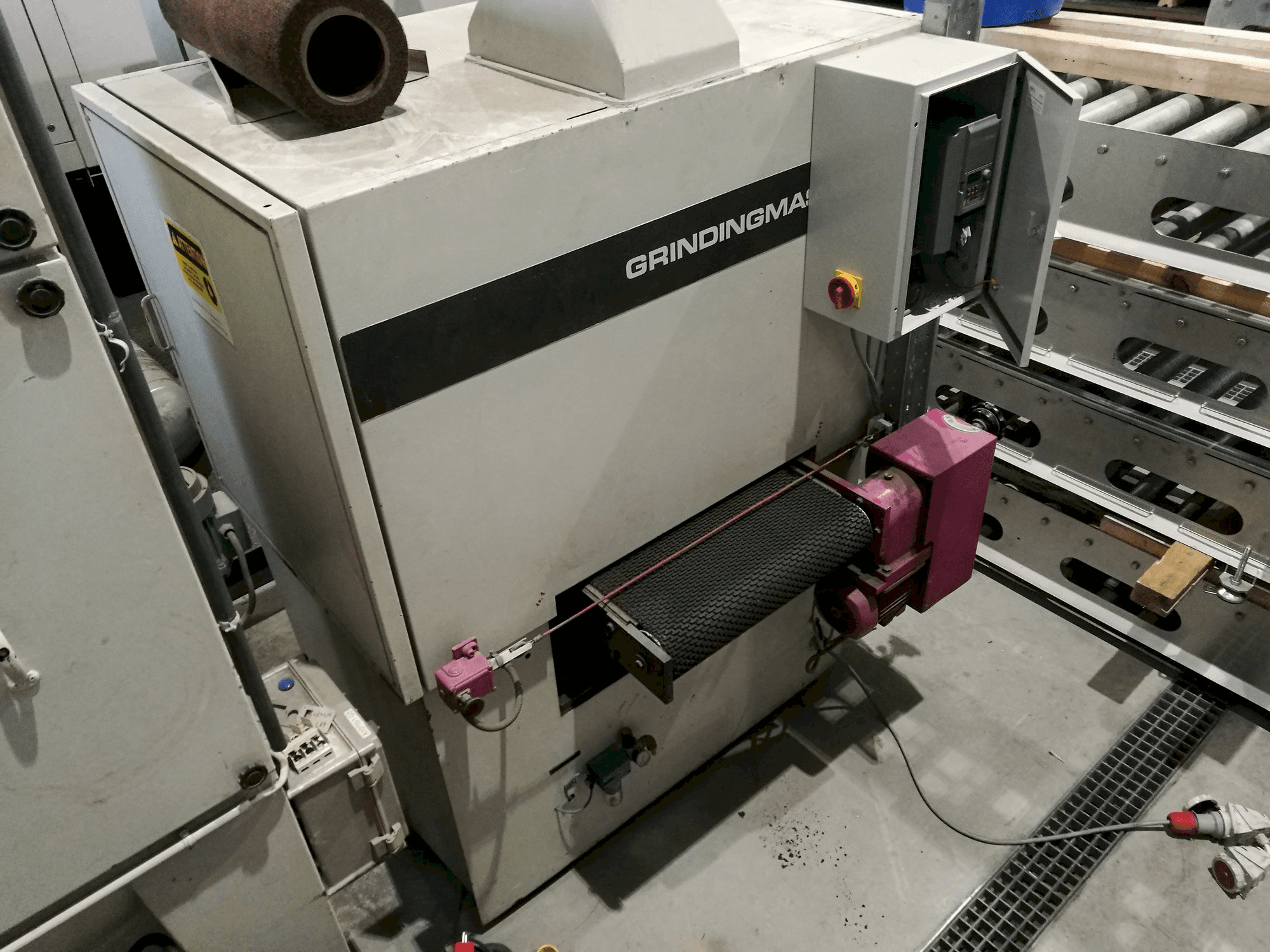 Mašīnas GRINDINGMASTER MCSB2-600 skats no kreisās puses