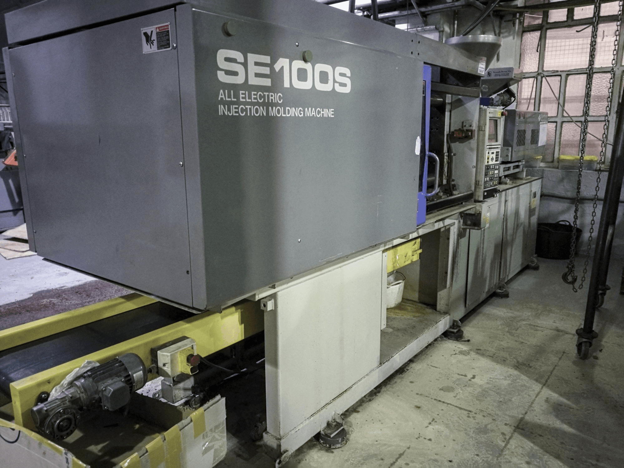 Mašīnas Sumitomo SE100S skats no kreisās puses