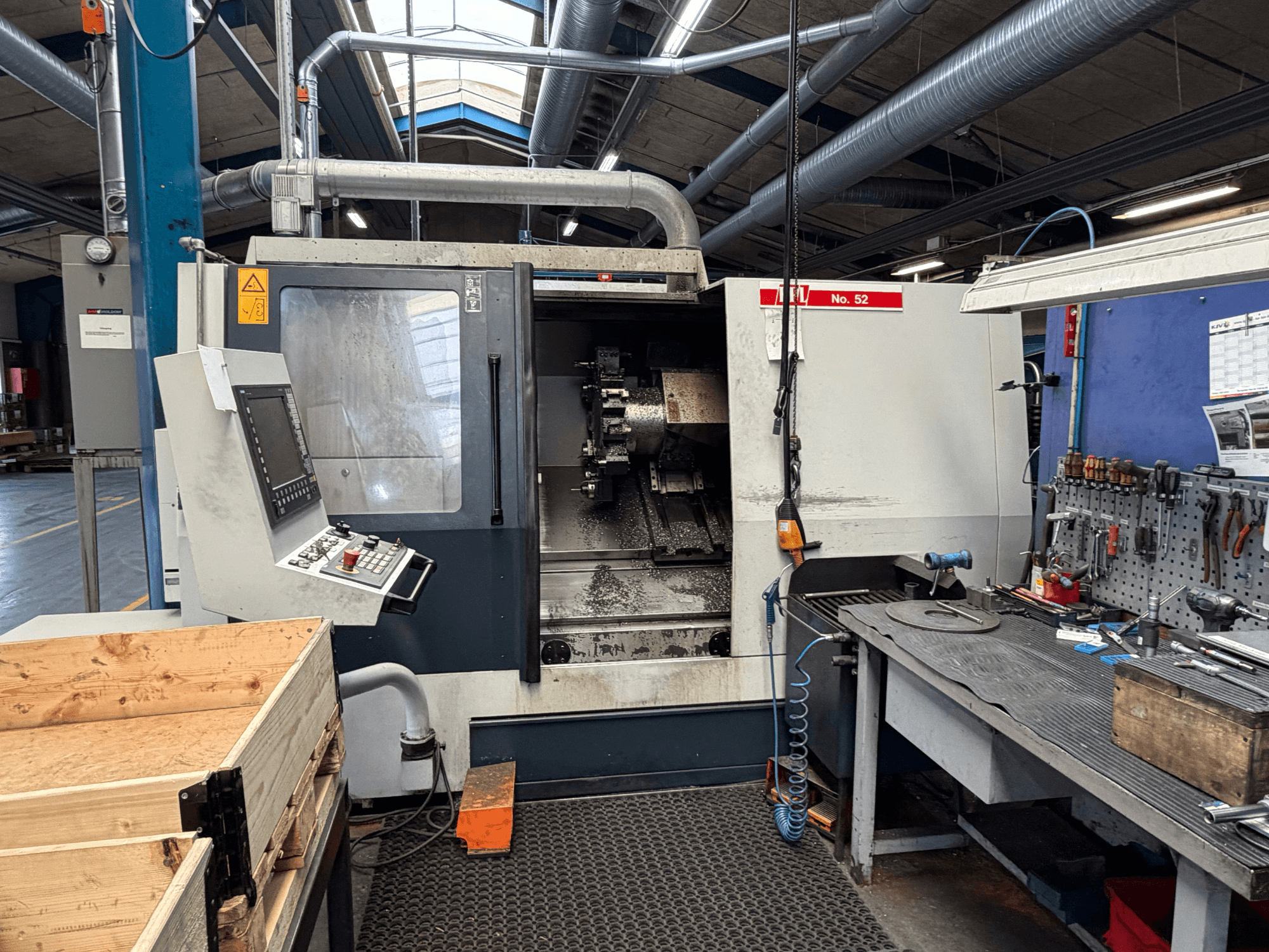 SPINNER TC800 110 SMCY horizontālās virpošanas iekārta, skatoties no priekšpuses, ar vadības paneli un blakus esošo darba vietu.