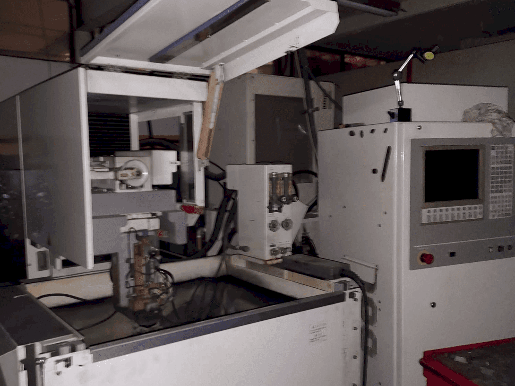 Mašīnas Mitsubishi FX10K pretskats