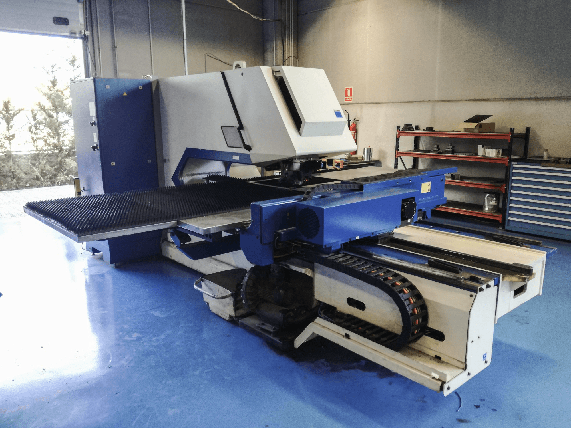 Mašīnas Trumpf Trumatic 2000 R skats no kreisās puses