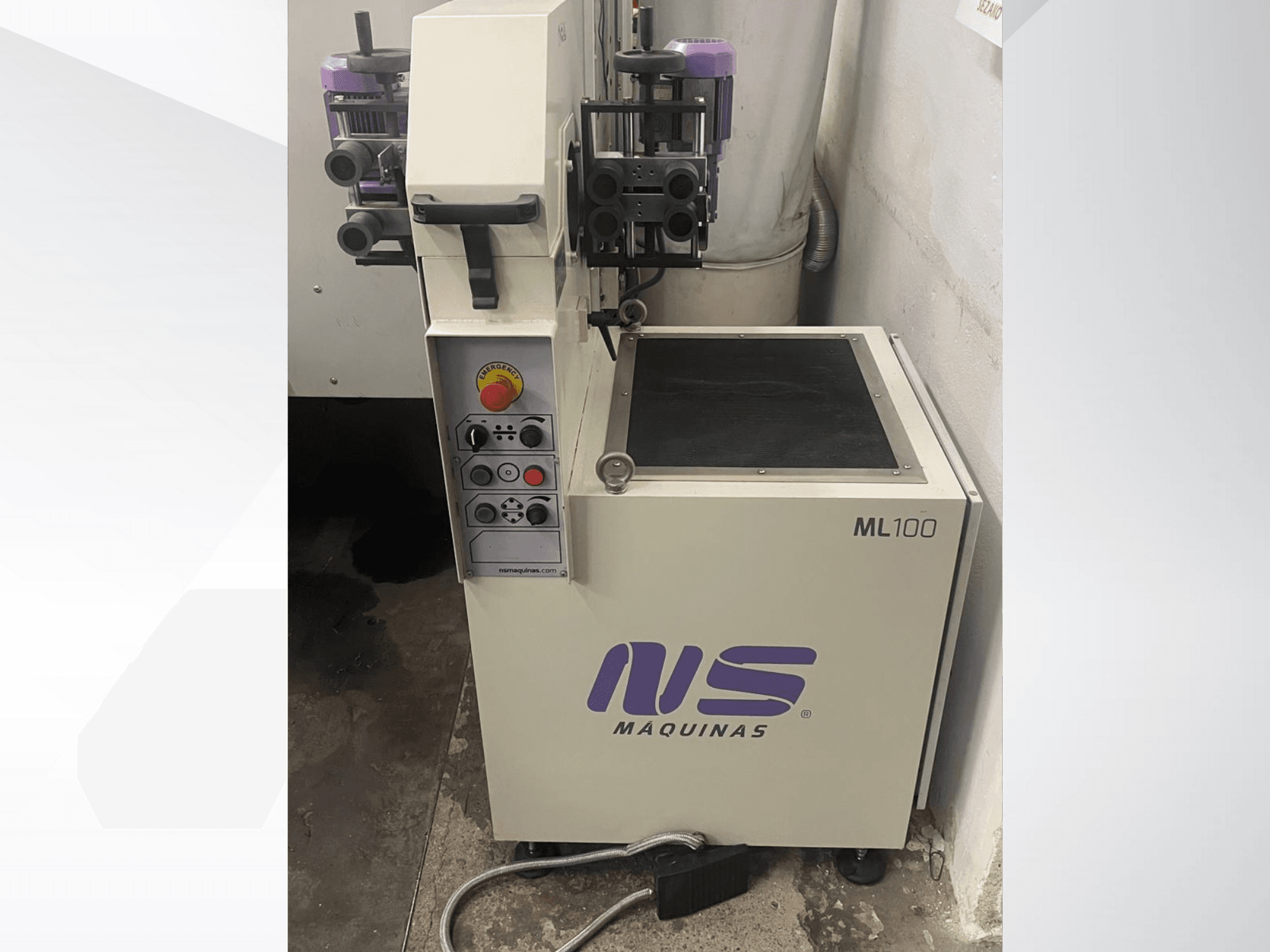 MS Maquinas ML100 mašīna, skats no priekšpuses, ar vadības paneli ar pogām un pedāli, definētu darba virsmu.