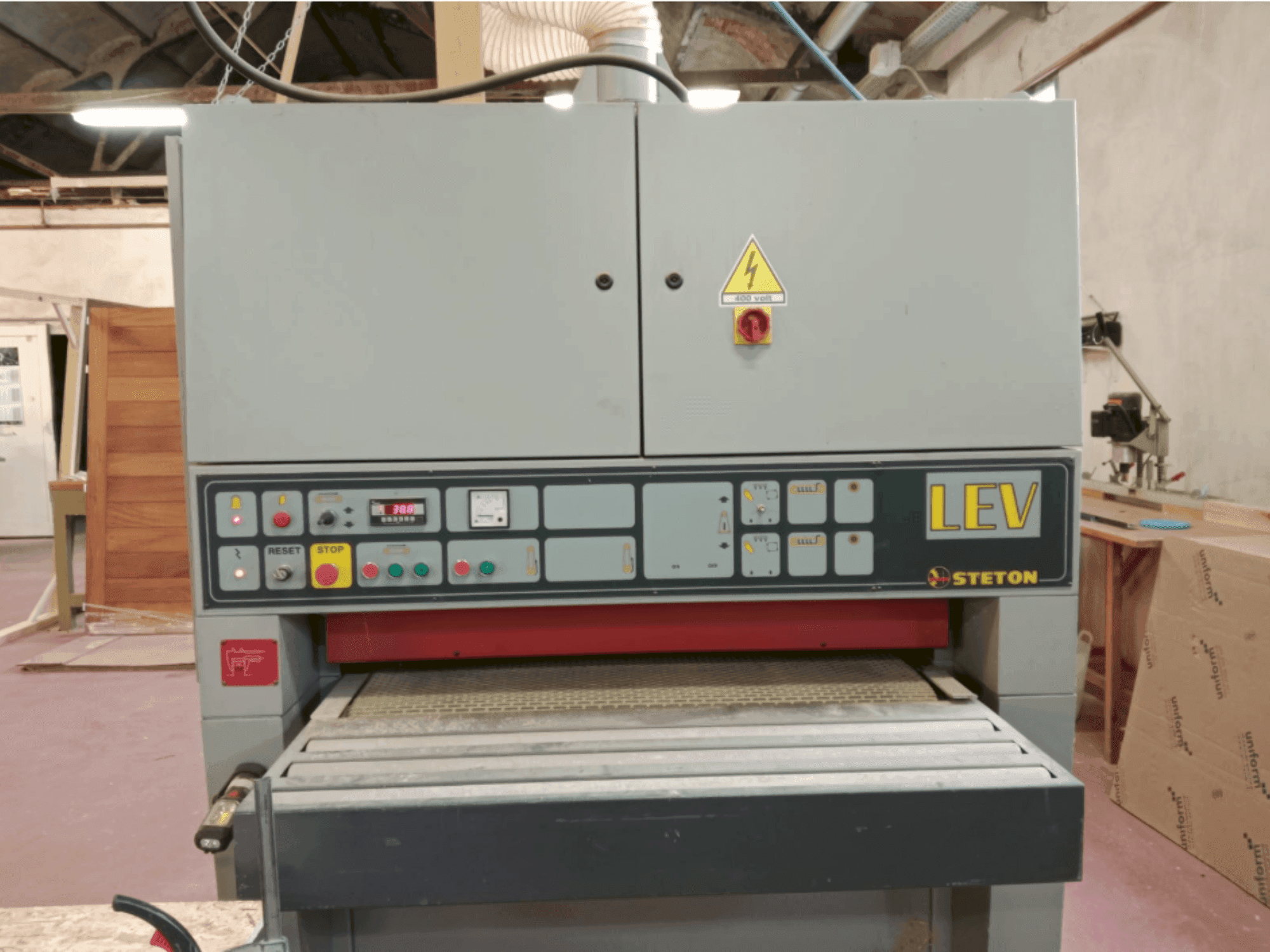 Mašīnas STETON LEV2RR pretskats