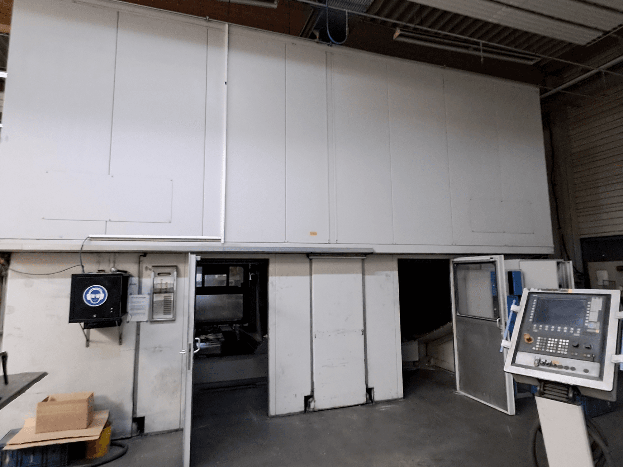 Portāla frēzēšanas stends MAKA Moving Beam 840D, skats no priekšpuses ar atvērtām durvīm, kas atklāj iekārtas iekšpusi un redzamo vadības paneli.