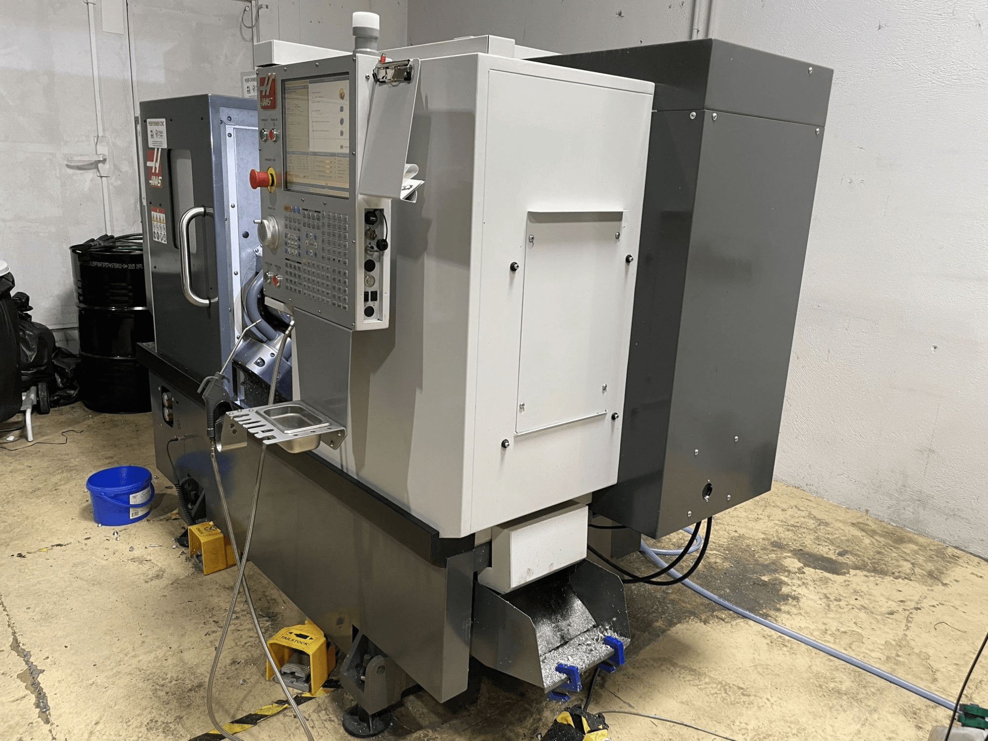 HAAS ST-15Y horizontālā virpošanas mašīna darbnīcā, kas aprīkota ar vadības paneli un izceļas ar izturīgu rūpniecisko dizainu.