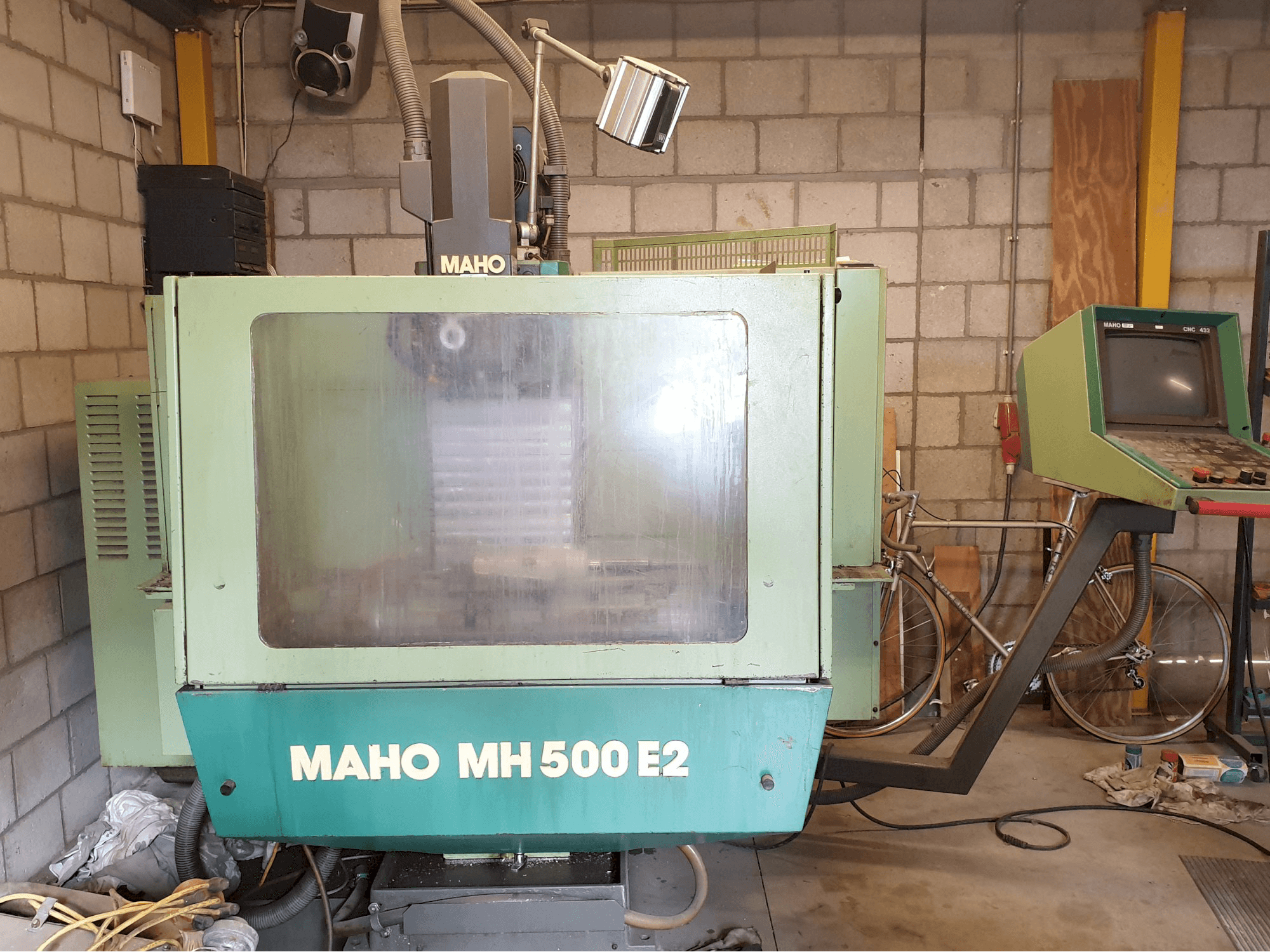 Mašīnas Maho MH 500 kreisās malas skats