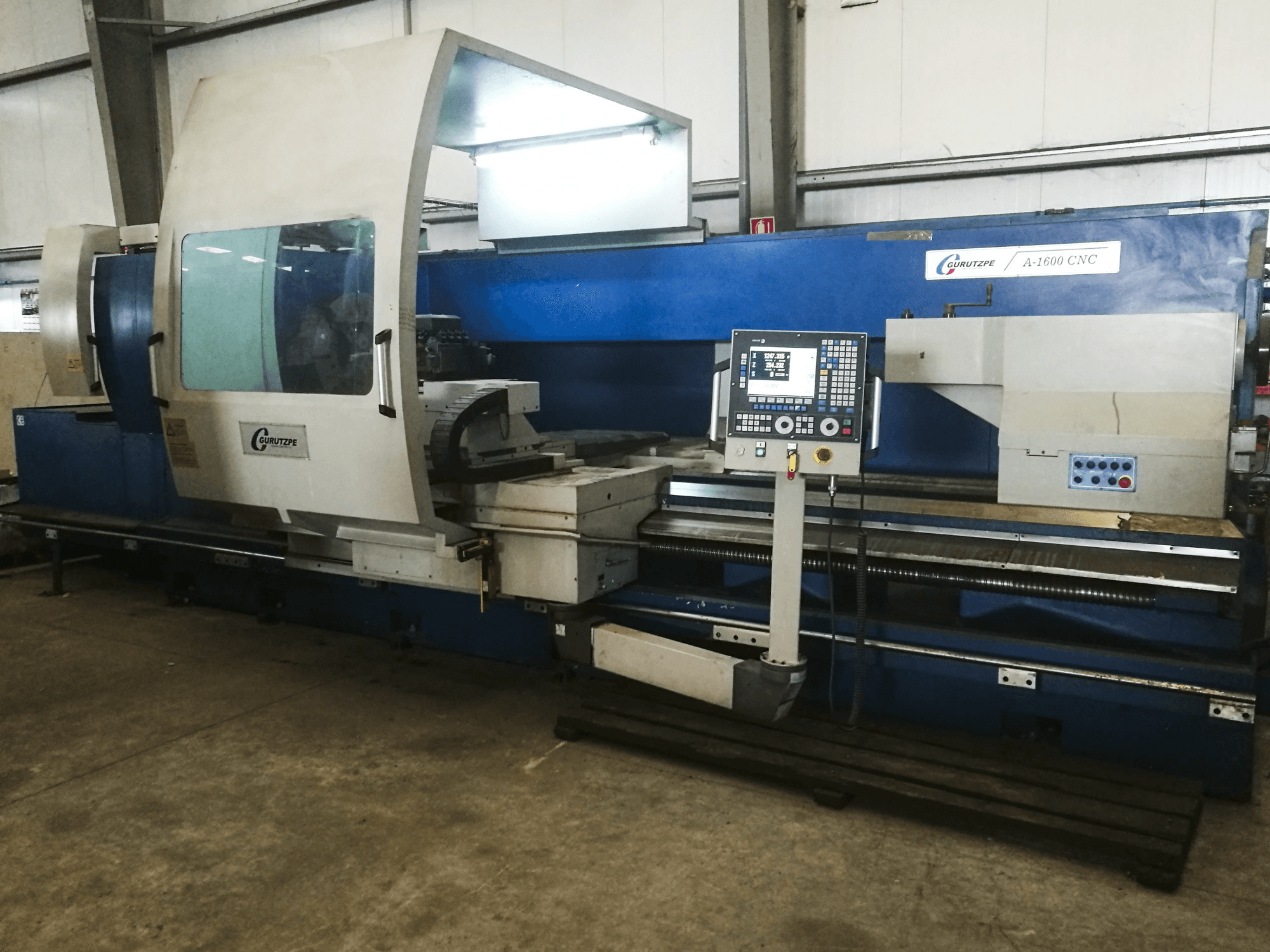 Mašīnas Gurutzpe A-1600 CNC skats no kreisās puses