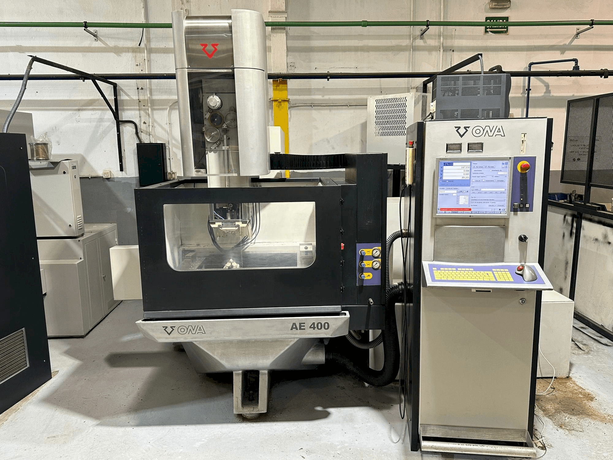 Mašīnas ONA AE400 pretskats