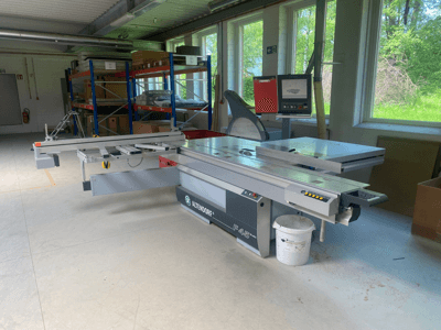 Bīdāmā galda zāģis ALTENDORF F45, skats no priekšpuses, ar regulējamu bīdāmo galdu, digitālo displeju un vadības paneli.