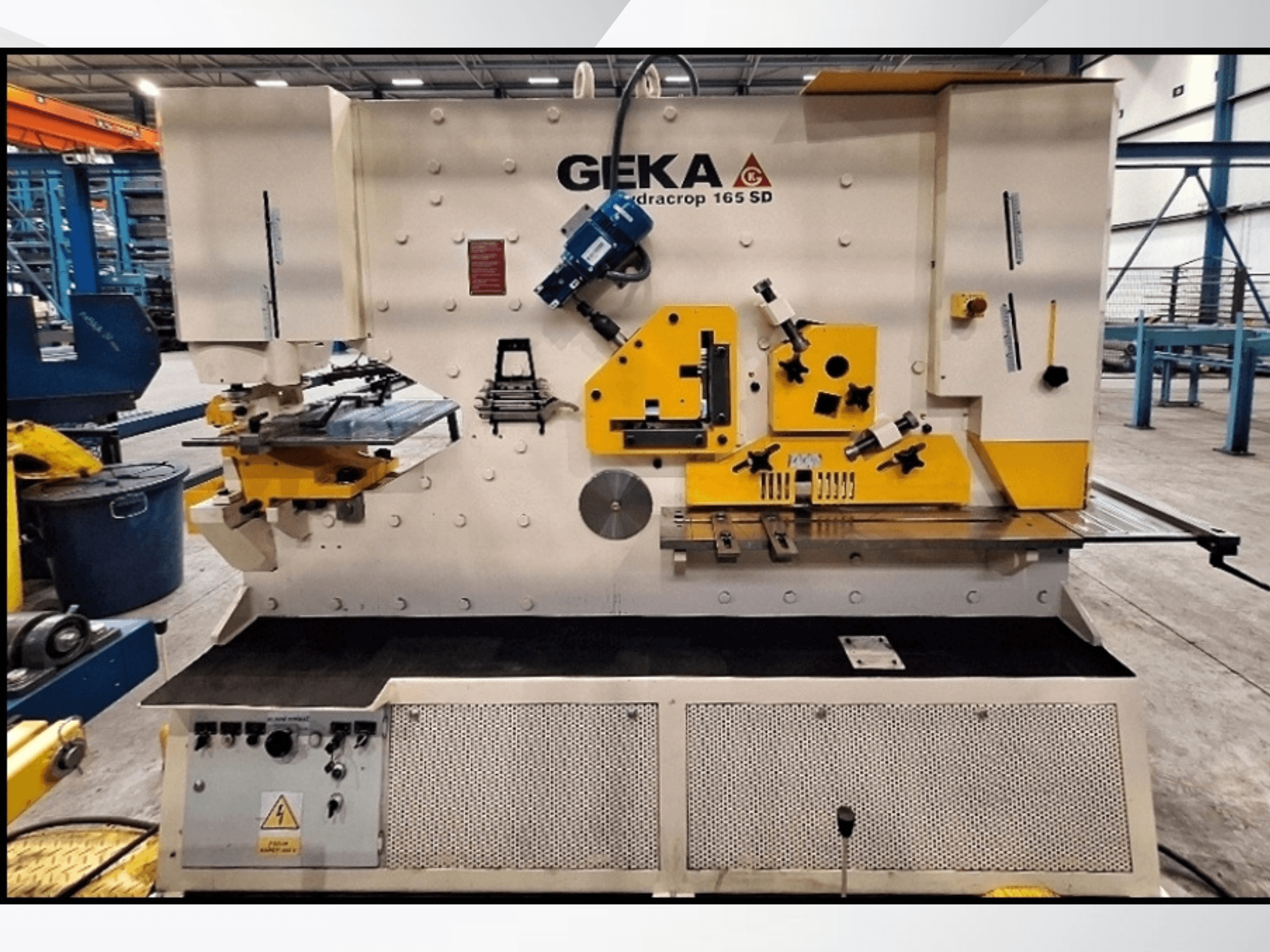 CNC griešanas stends GEKA HYDRACROP 165/300 SD, skats no priekšpuses, kurā redzamas vadības ierīces un griešanas funkcijas.