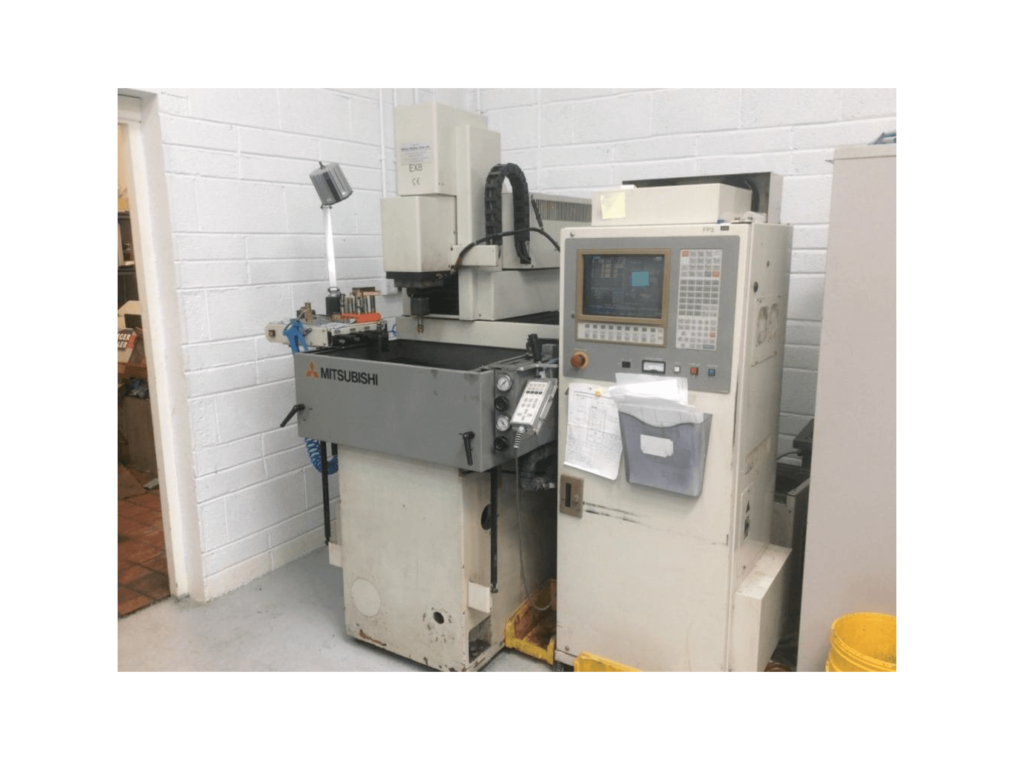 Mašīnas Mitsubishi EX 8 pretskats