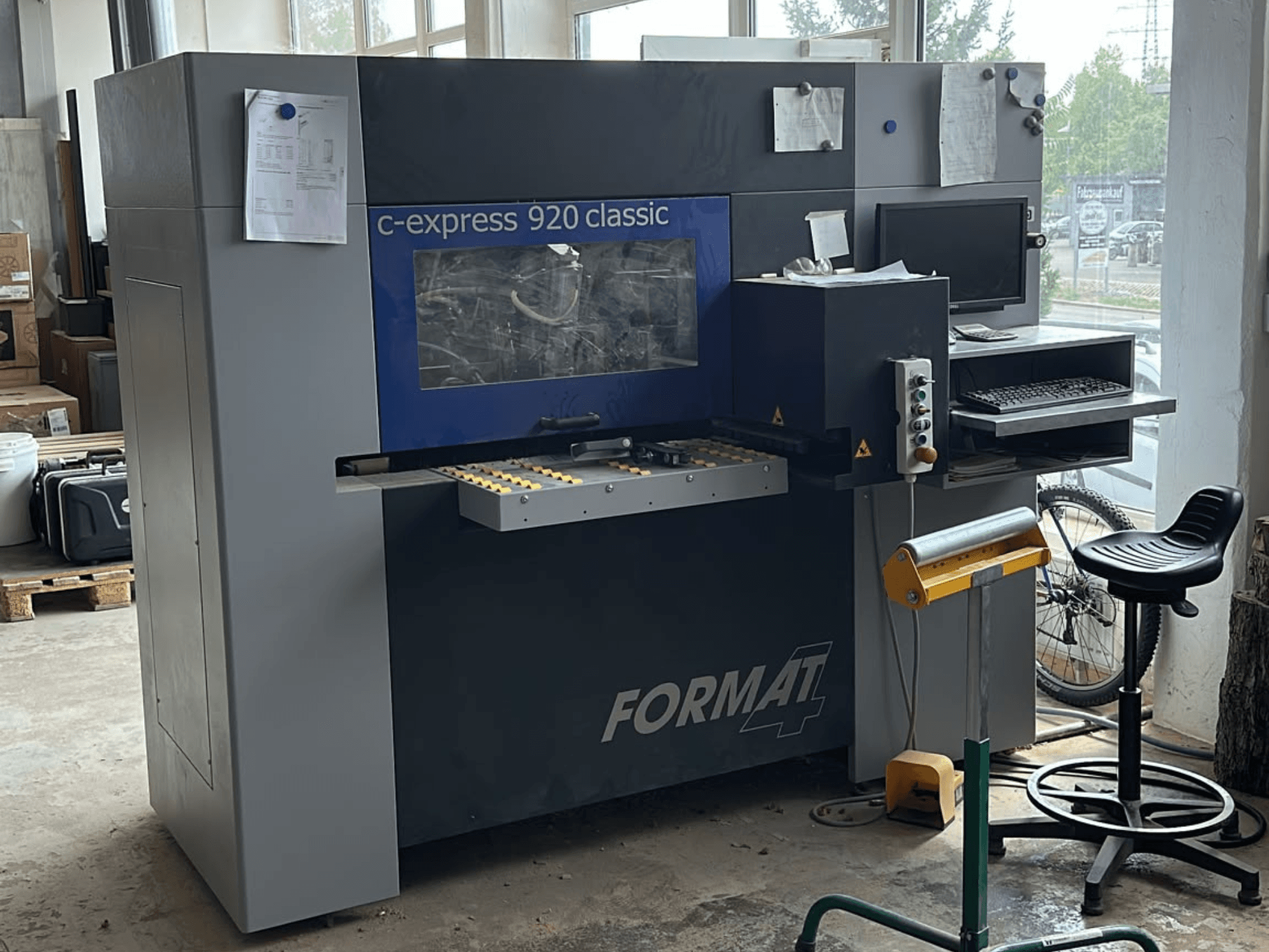 CNC koka apstrādes centrs FORMAT4 c-express 920 classic, skats no priekšpuses, kurā redzams vadības panelis un darba zona.