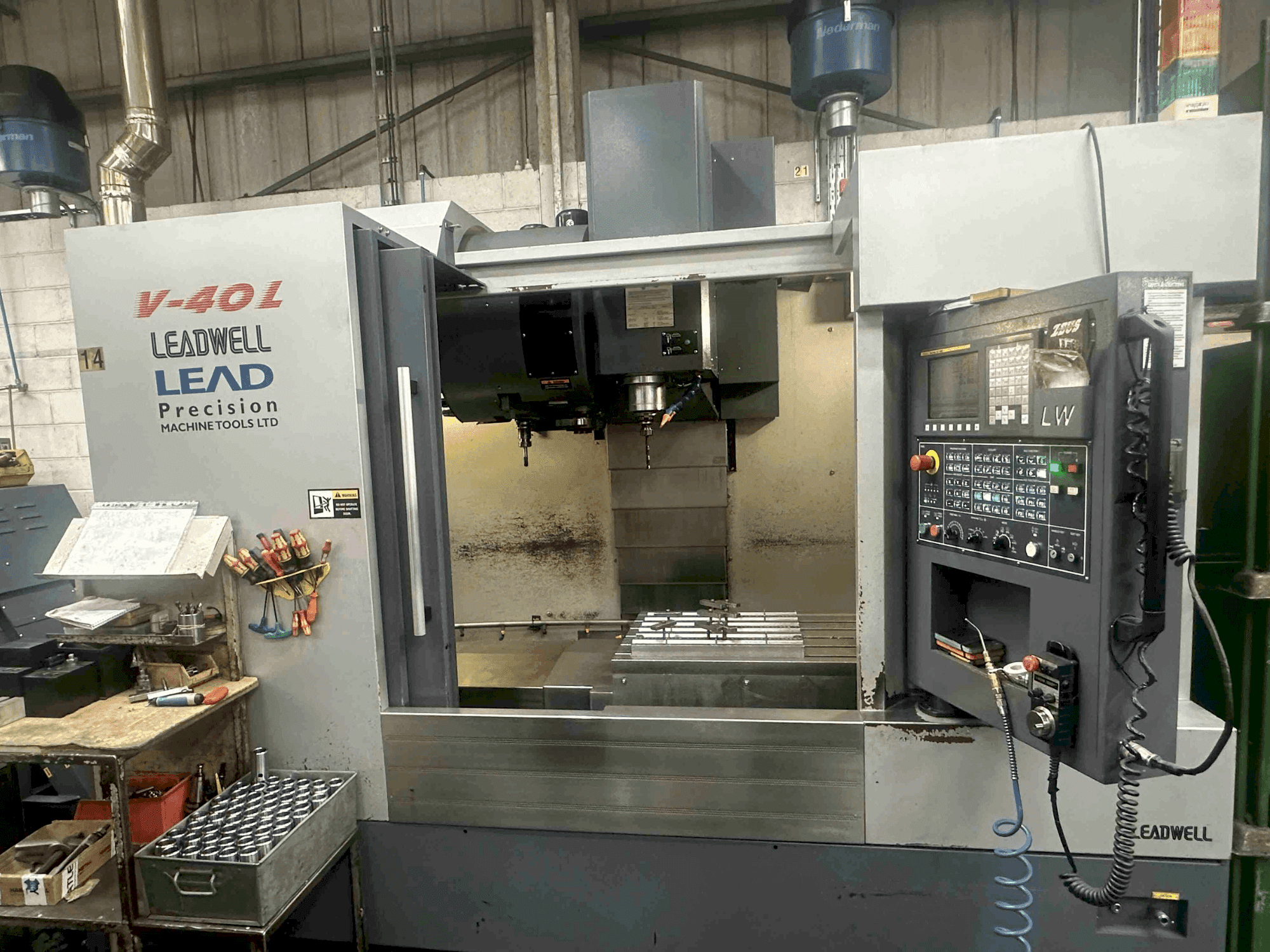 Mašīnas Leadwell V-40L pretskats