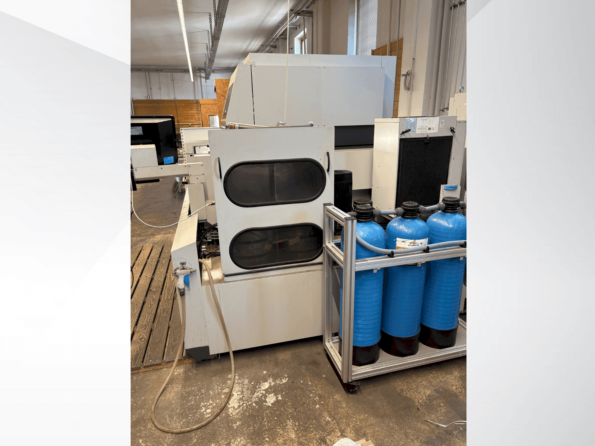 Mašīnas Mitsubishi MV2400S pretskats