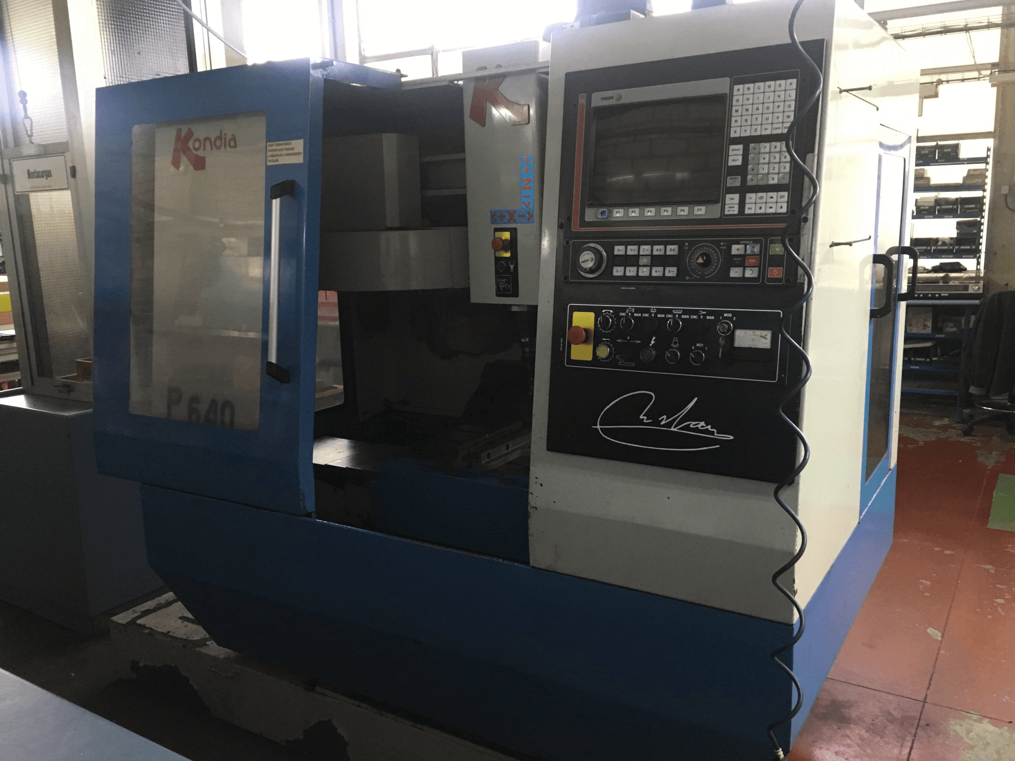 Mašīnas KONDIA B-640 skats no labās puses