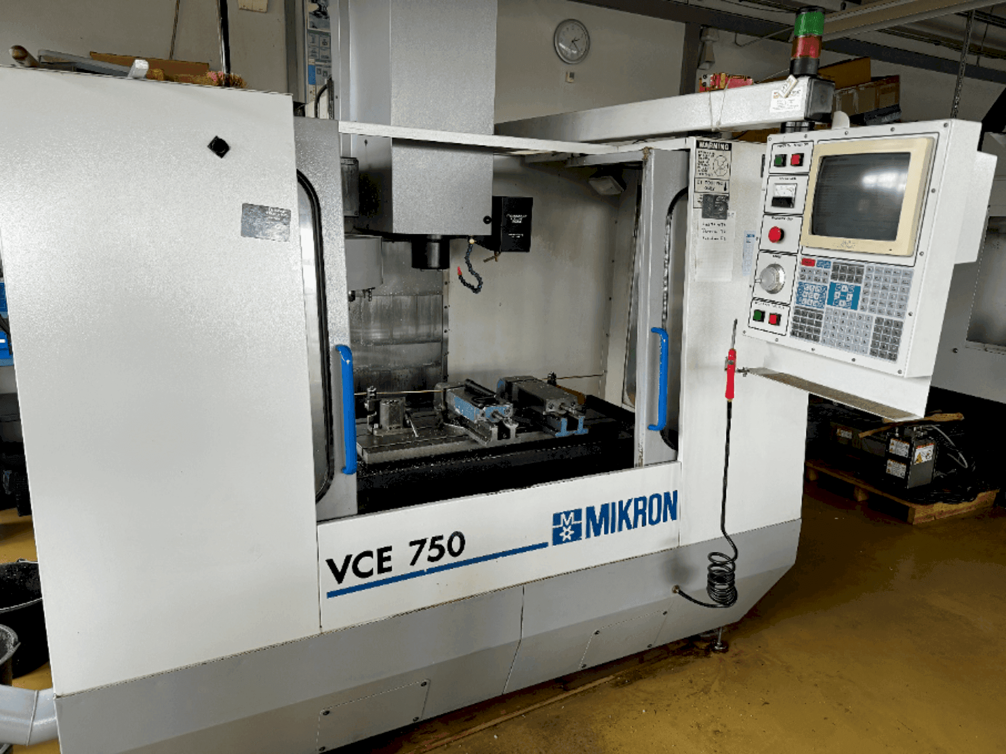 Mašīnas MIKRON VCE 750 pretskats