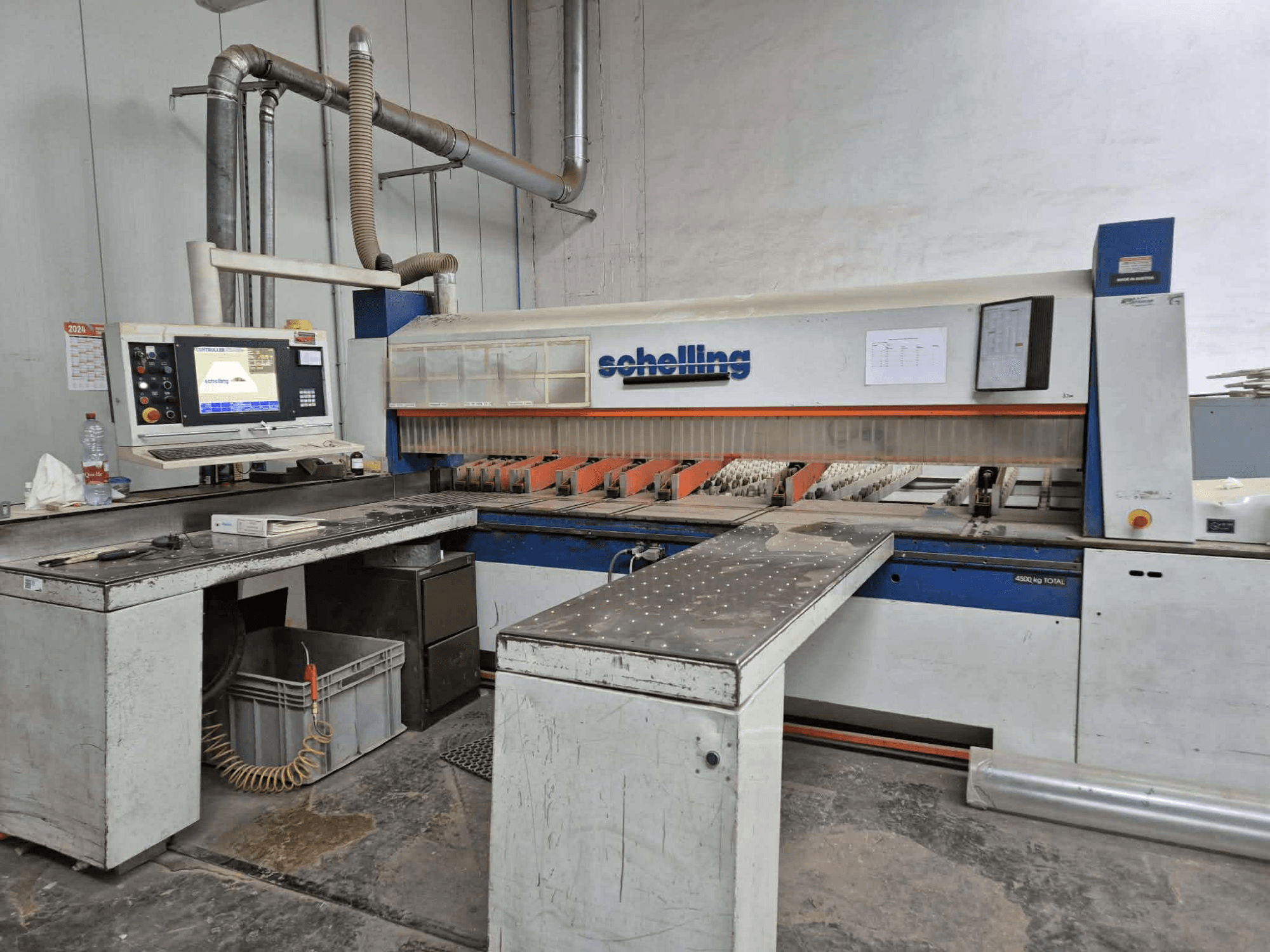 Schaublin griešanas mašīna sānu skatā ar datora saskarni, asiem asmeņiem un izturīgu metāla darba virsmu.