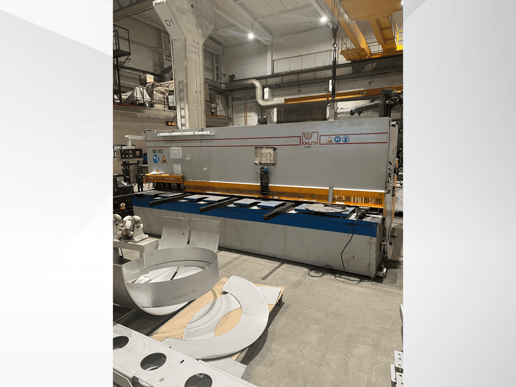 Knuth MT 4173 modeļa lokšņu metāla griešanas darbnīcā, priekšējais skats, kurā redzams griešanas galds un metāla loksnes.