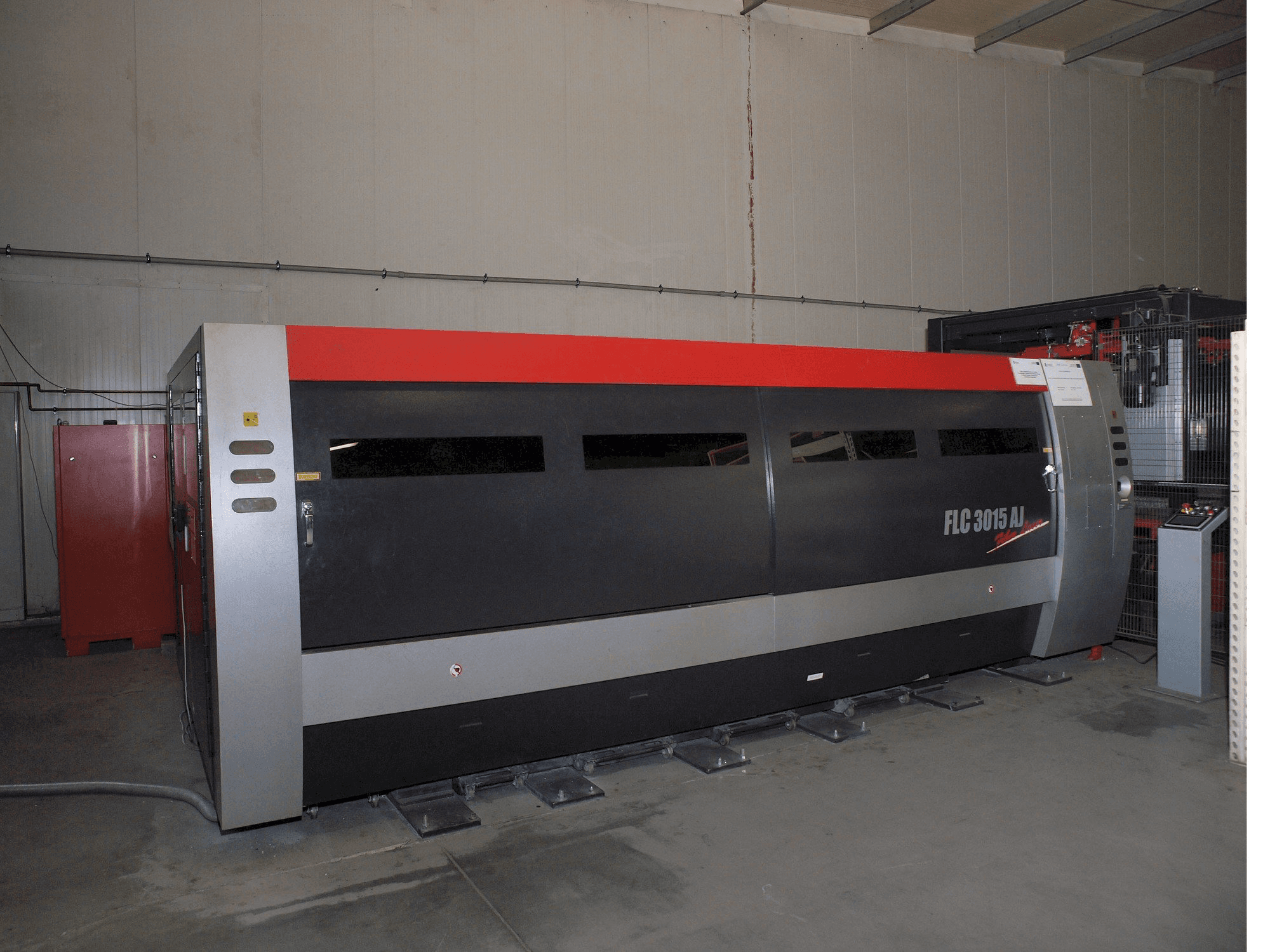 Mašīnas AMADA LC-3015 AJ 2kW Fiber laser pretskats