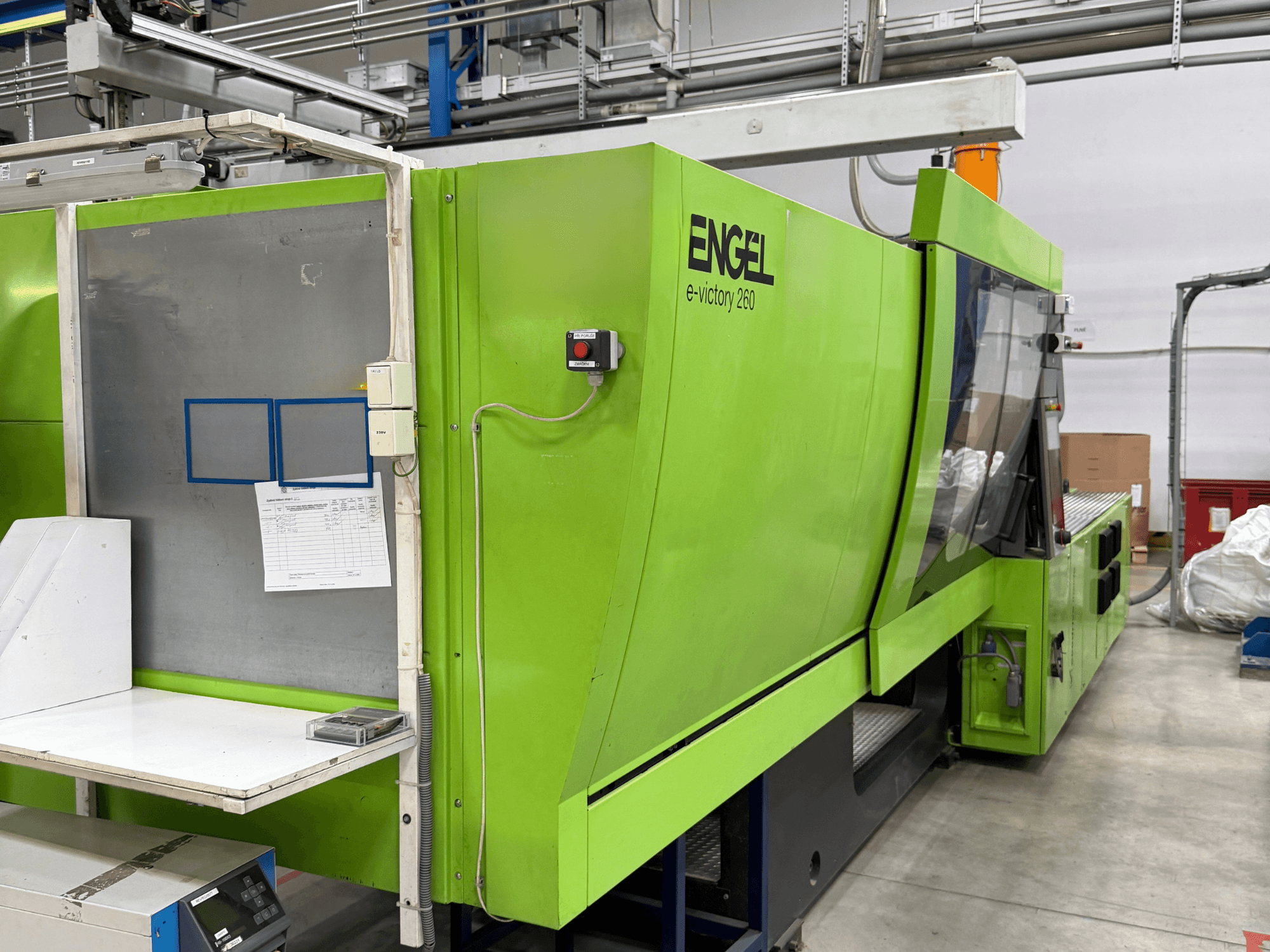 Elektriskā plastmasas liešanas mašīna „Green Engel e-victory 260” no sāniem, kurā redzams vadības panelis un darba virsma.