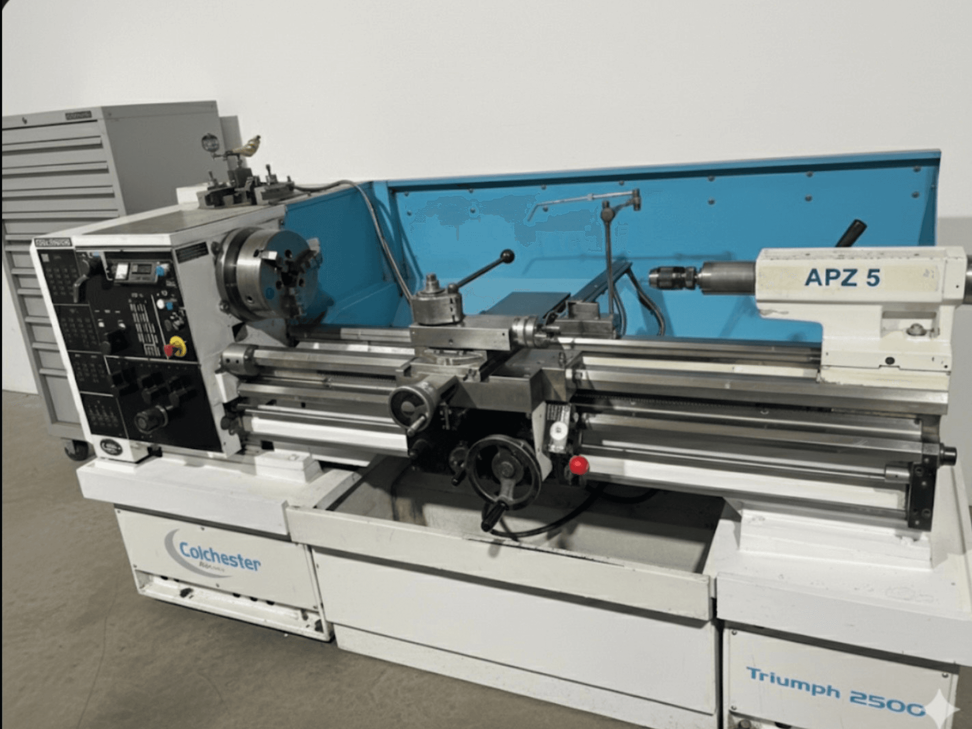 Colchester Triumph 250C virpa, skats no priekšpuses, ar APZ 5 stiprinājumu un vadības paneli ar ciparnīcām un pogām.