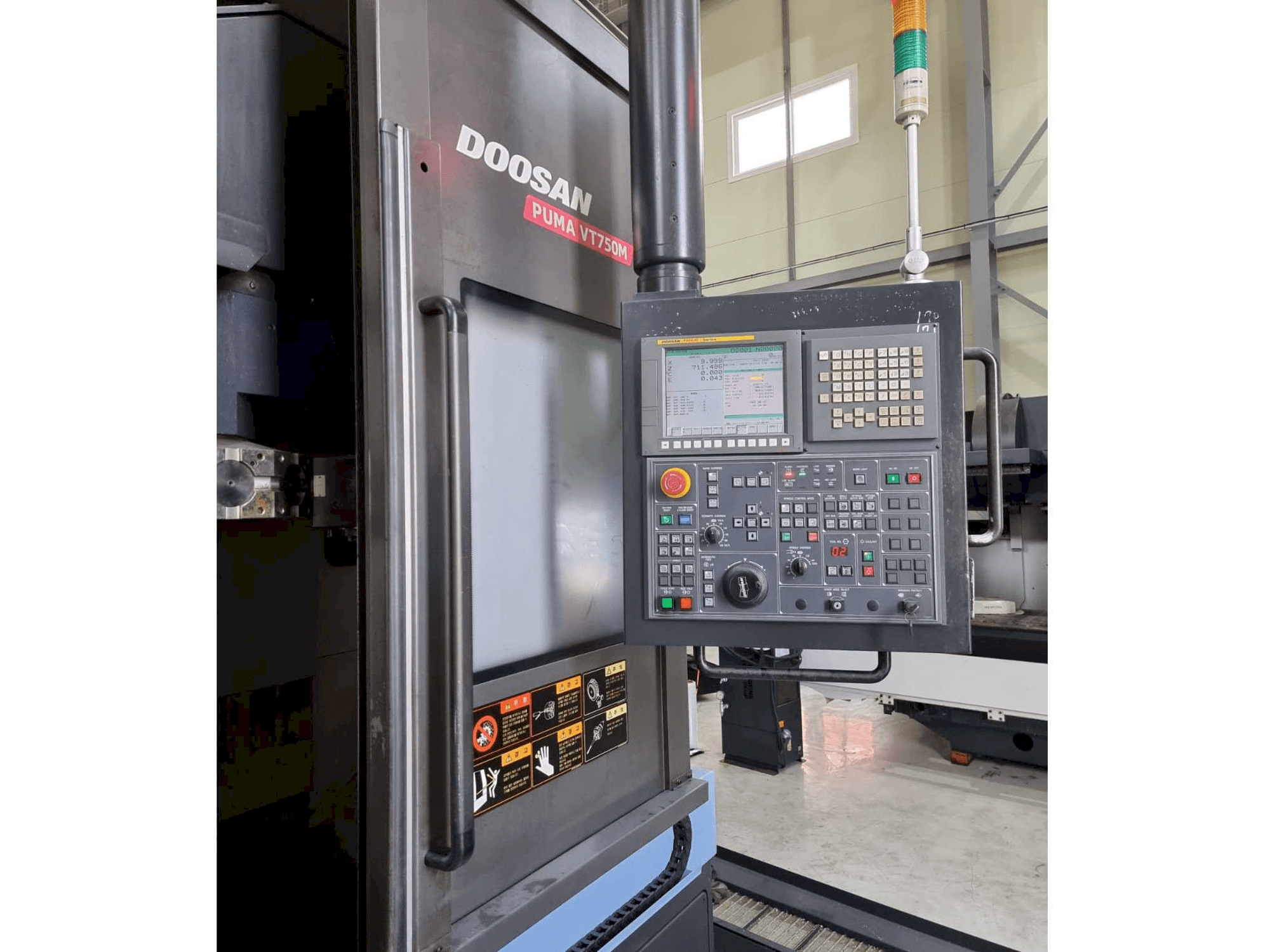 Mašīnas Doosan Puma VT750M kreisās malas skats