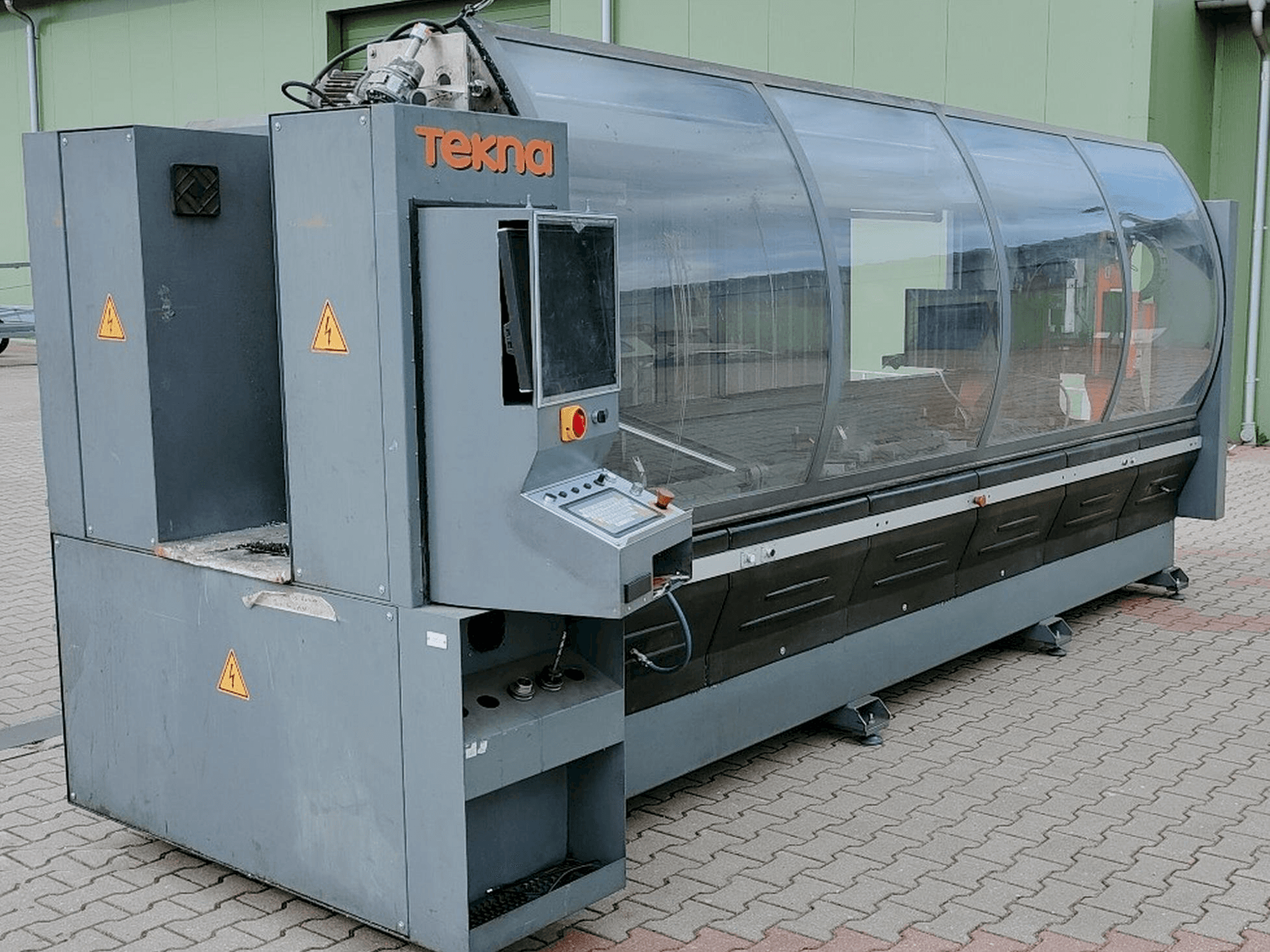 Mašīnas Tekna TK427-3 pretskats