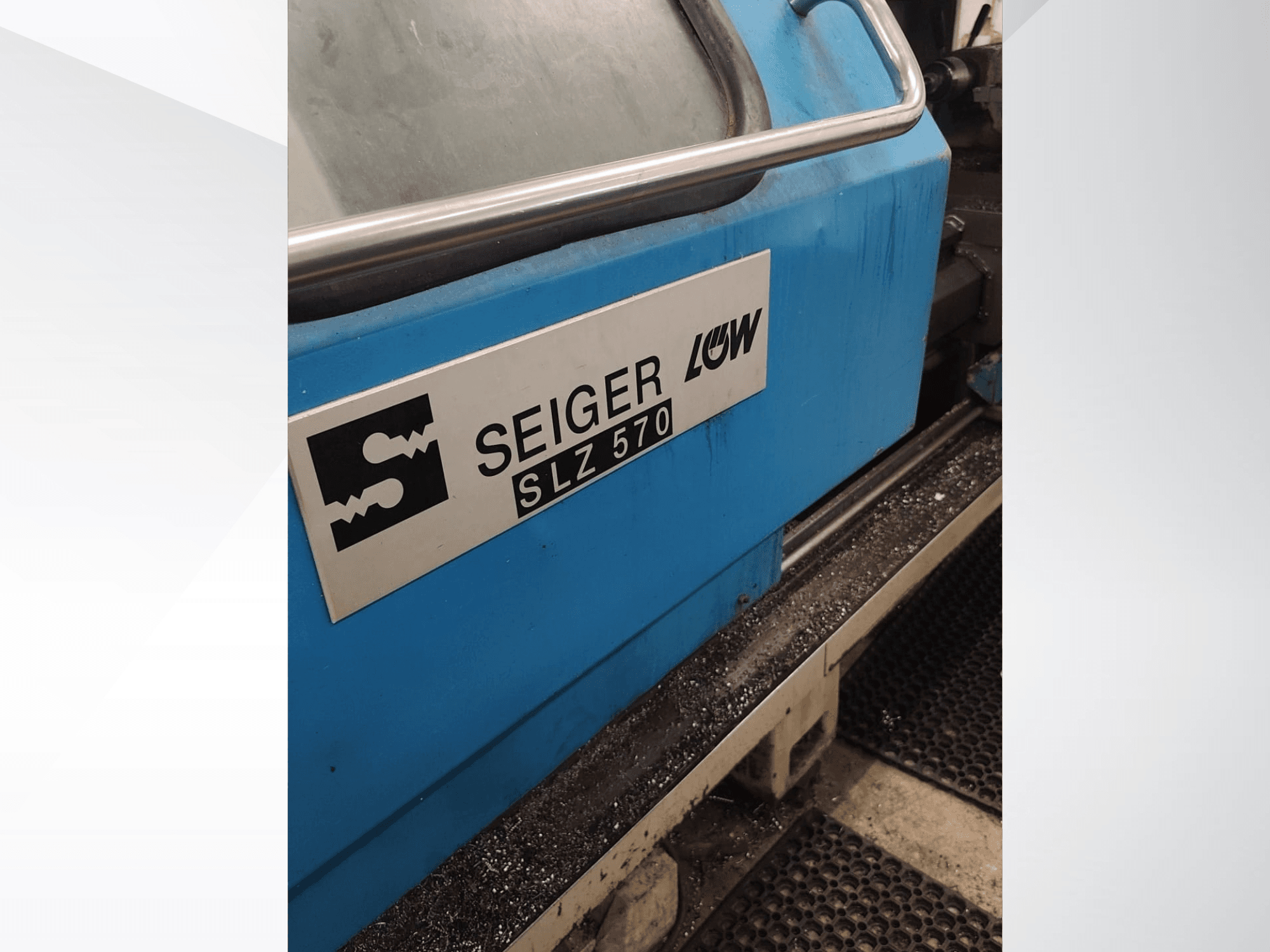 SEIGER SLZ570 virpošanas stenda tuvplāns no sāniem ar zilu korpusu un logotipu, kurā redzamas darbības vadības funkcijas.